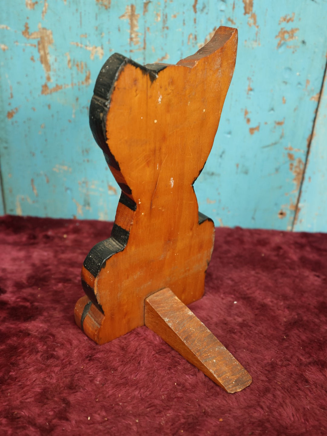 Lot 128 - Antique Folk Art Boston Terrier With Tongue Sticking Out, One Ear Up, One Ear Down Wooden Wood Cut Doorstop