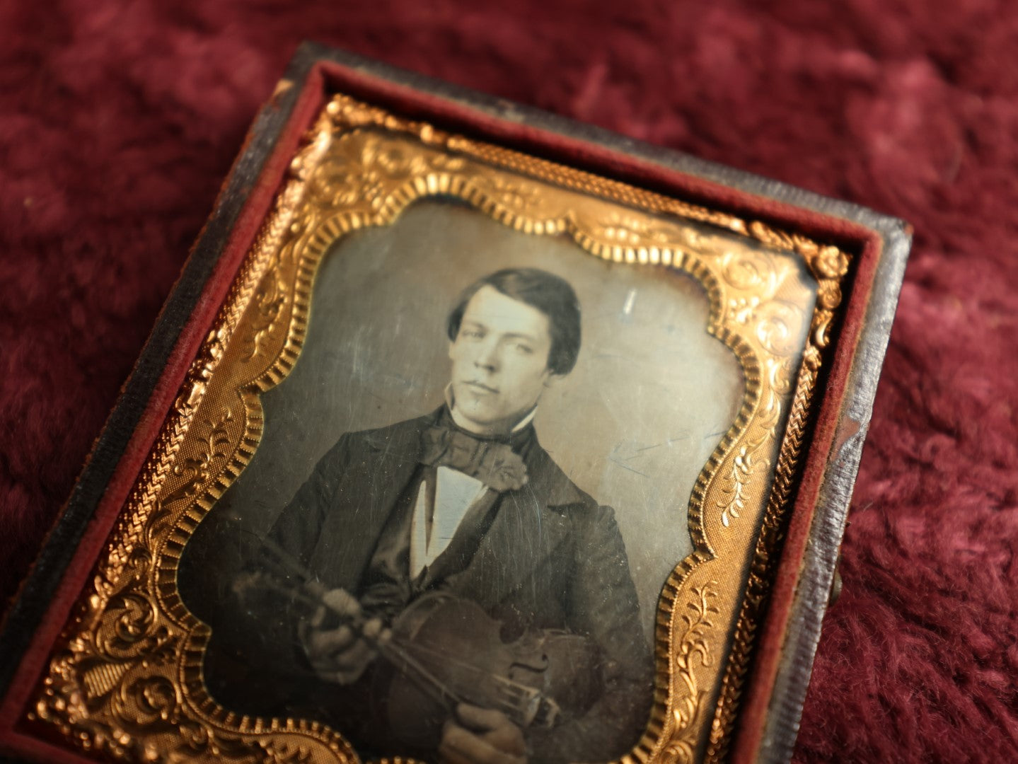 Lot 002 - Antique 1/6th Plate Daguerreotype Photograph Of A Young Musician Violinist With Violin And Bow