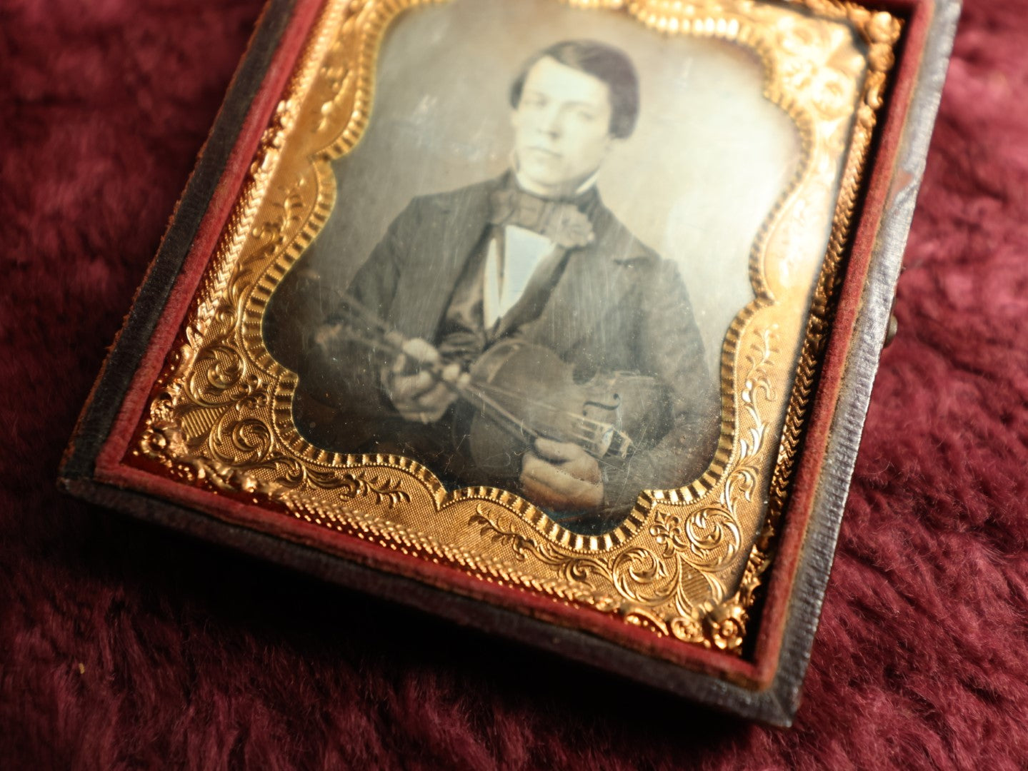 Lot 002 - Antique 1/6th Plate Daguerreotype Photograph Of A Young Musician Violinist With Violin And Bow