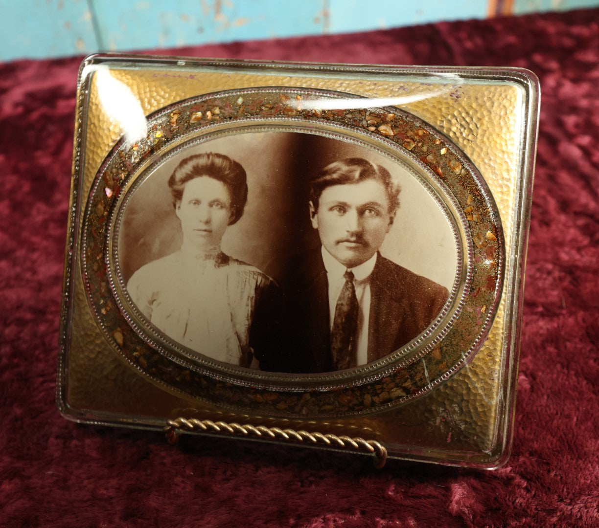 Lot 004 - Large Antique Reverse-Painted Goofus Glass Photo Mounting Of Couple By H.D. Sterrick, Pittsburgh, Pennsylvania