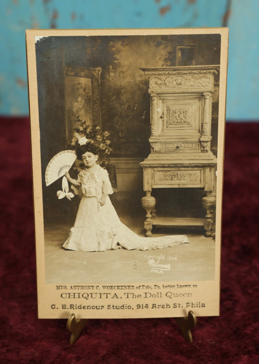 Lot 066 - Antique Side Show Cabinet Card Of Little Person Mrs. Anthony C. Woeckener Of Erie, Pennsylvania, Better Known As Chiquita, The Doll Queen, C.E. Ridenour Studio Photographers, Philadelphia, Pennsylvania, Copyright 1904