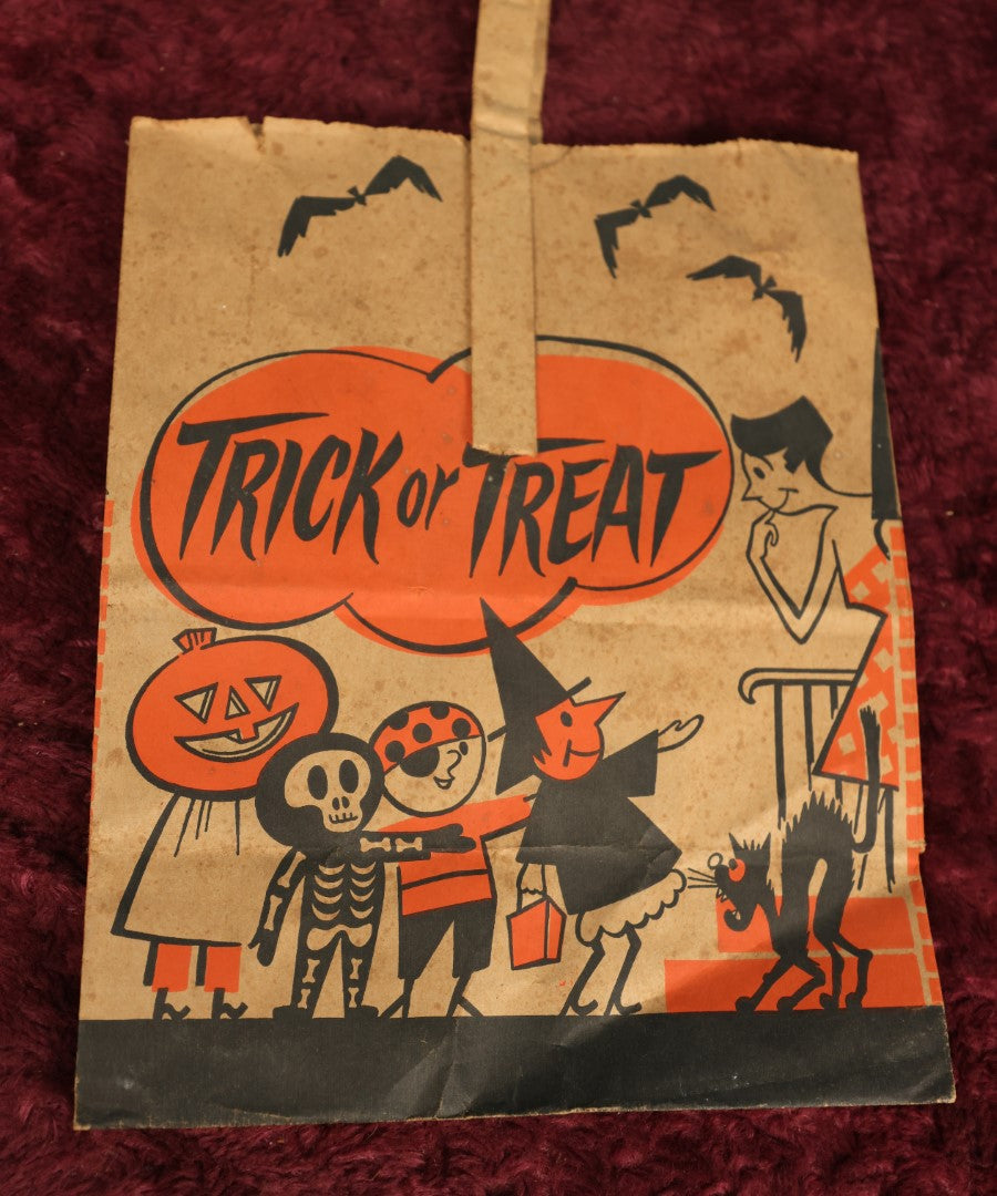 Lot 075 - Vintage Paper Trick Or Treat Halloween Candy Bag With Kids In Costume, Scared Black Cat, Bats, Mom, A Union Bag, Patent Number 2,603,409