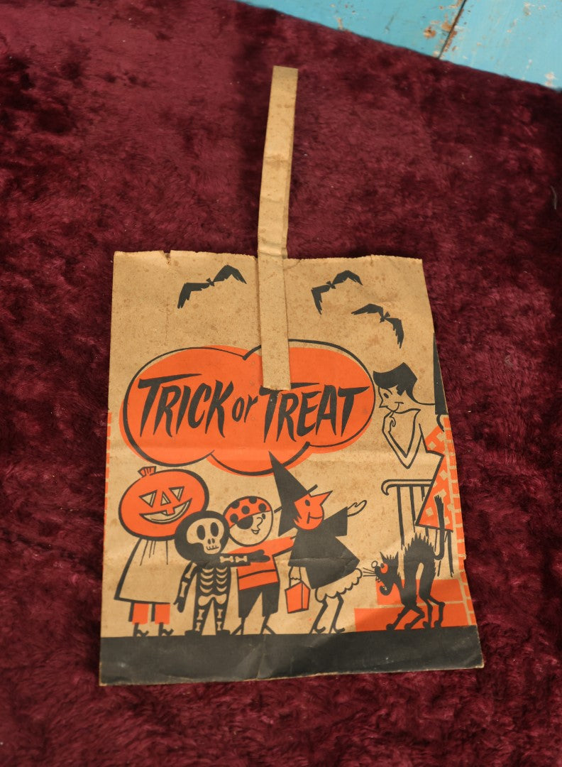 Lot 075 - Vintage Paper Trick Or Treat Halloween Candy Bag With Kids In Costume, Scared Black Cat, Bats, Mom, A Union Bag, Patent Number 2,603,409