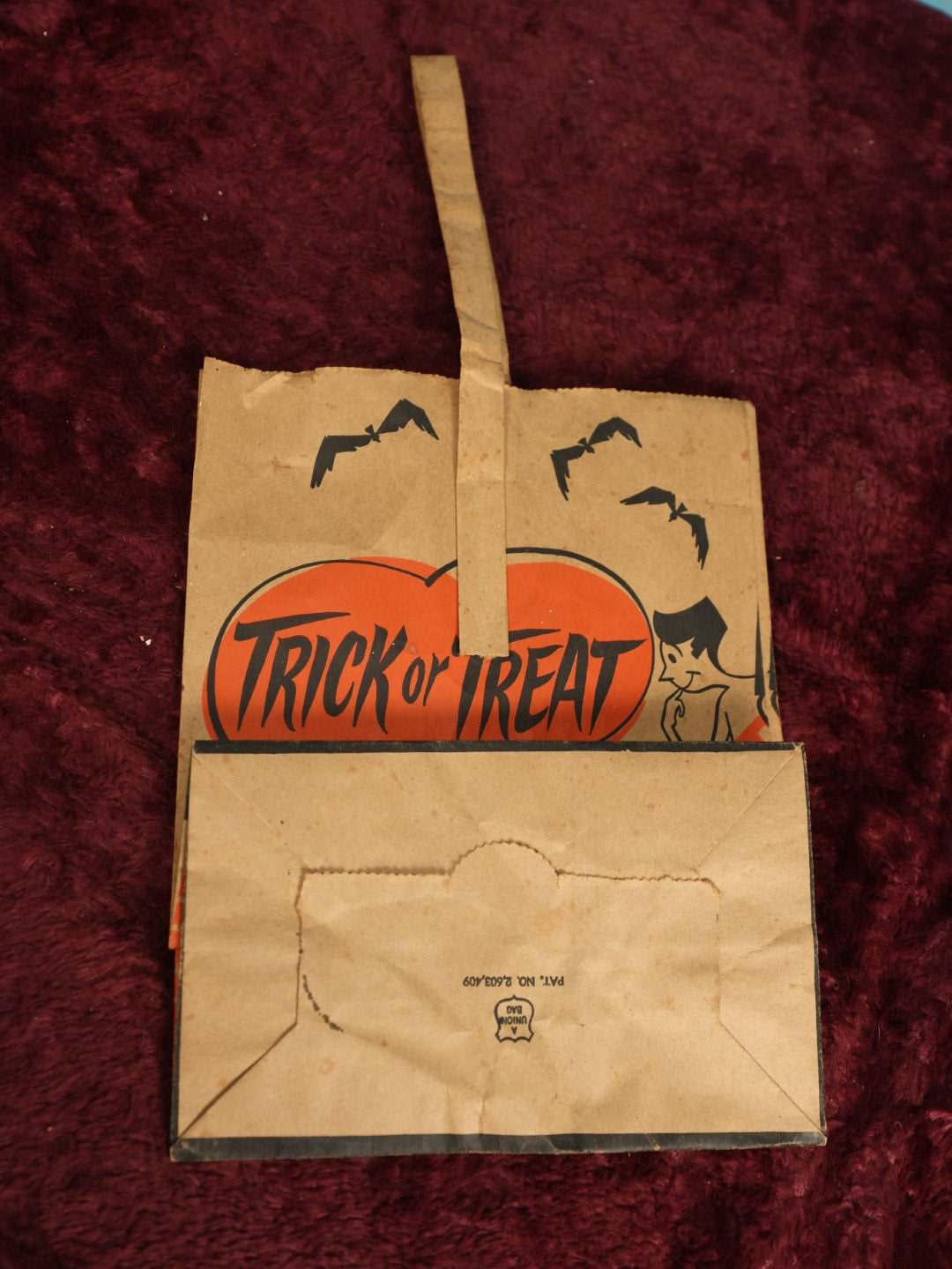 Lot 075 - Vintage Paper Trick Or Treat Halloween Candy Bag With Kids In Costume, Scared Black Cat, Bats, Mom, A Union Bag, Patent Number 2,603,409