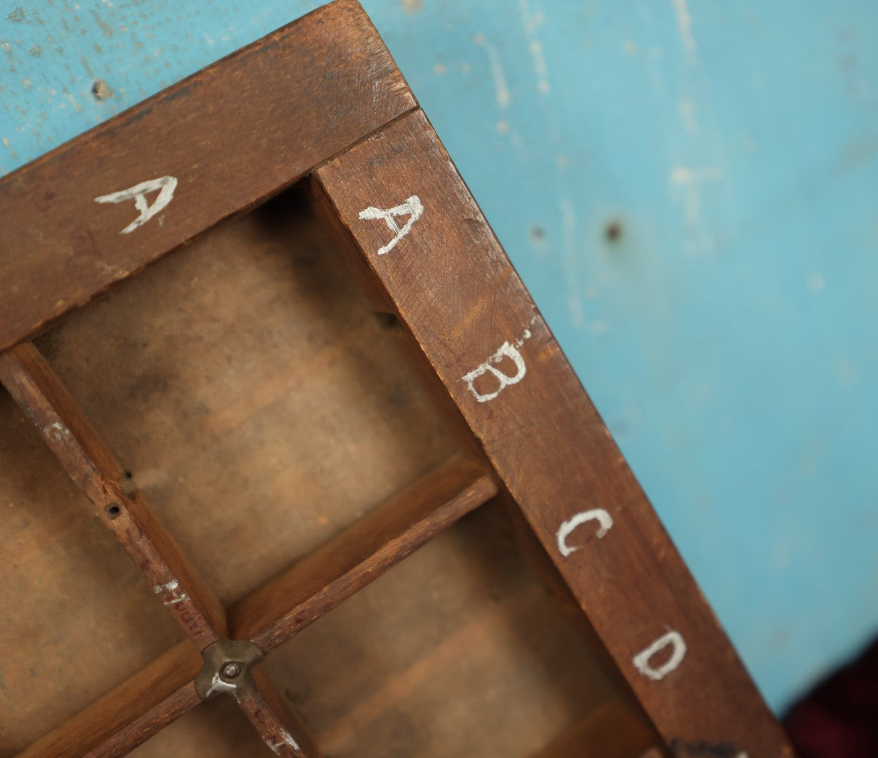 Lot 090 - Antique Wood Letter Press Divided Tray Box With Hand Painted Letters And Numbers