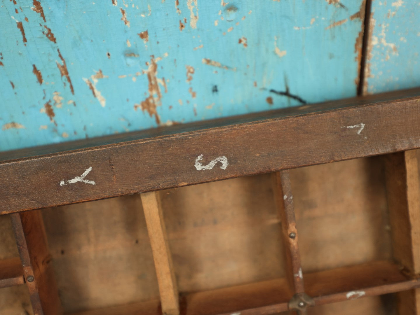 Lot 090 - Antique Wood Letter Press Divided Tray Box With Hand Painted Letters And Numbers