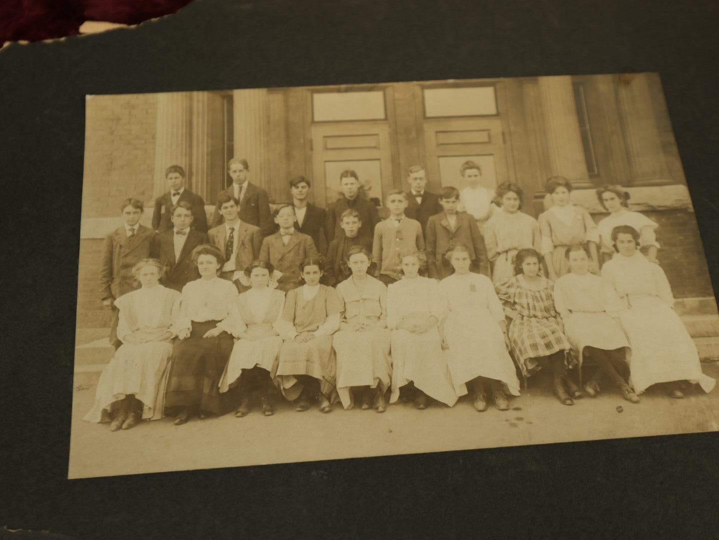 Lot 095 - Grouping Of Three Boarded Photos Of School Classes, Including College Graduates, And Youngsters