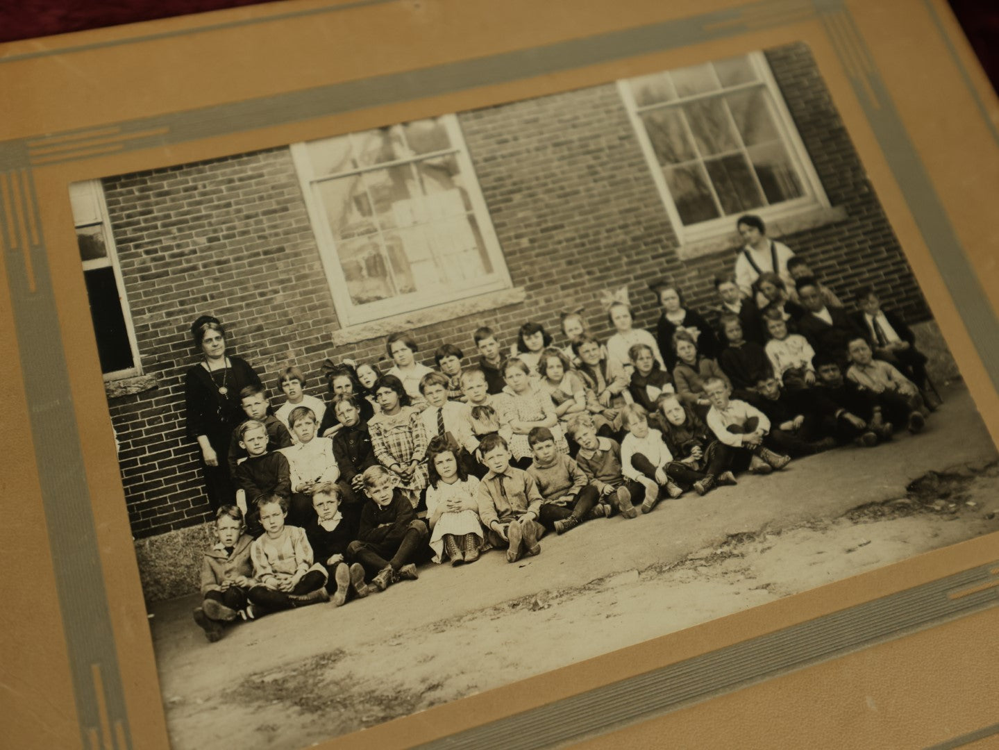 Lot 095 - Grouping Of Three Boarded Photos Of School Classes, Including College Graduates, And Youngsters