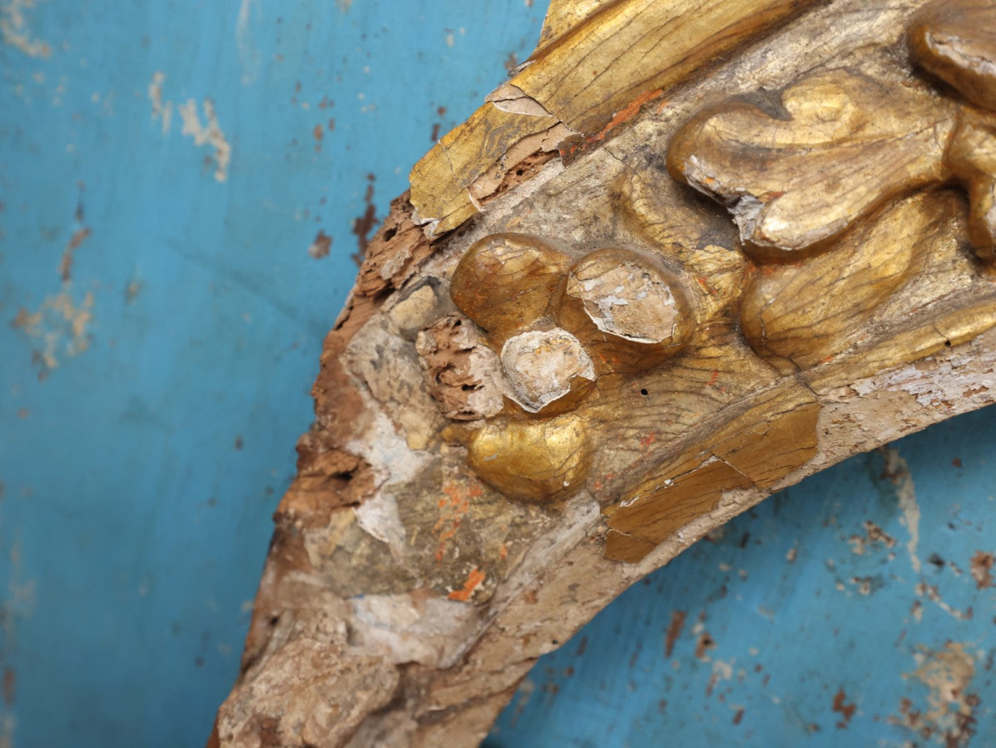 Lot 001 - Antique Late Baroque / Early Rococo Gilded Pediment Architectural Salvage With Cherub Motif, Note Heavy Chipping And Wear In Paint And Wood