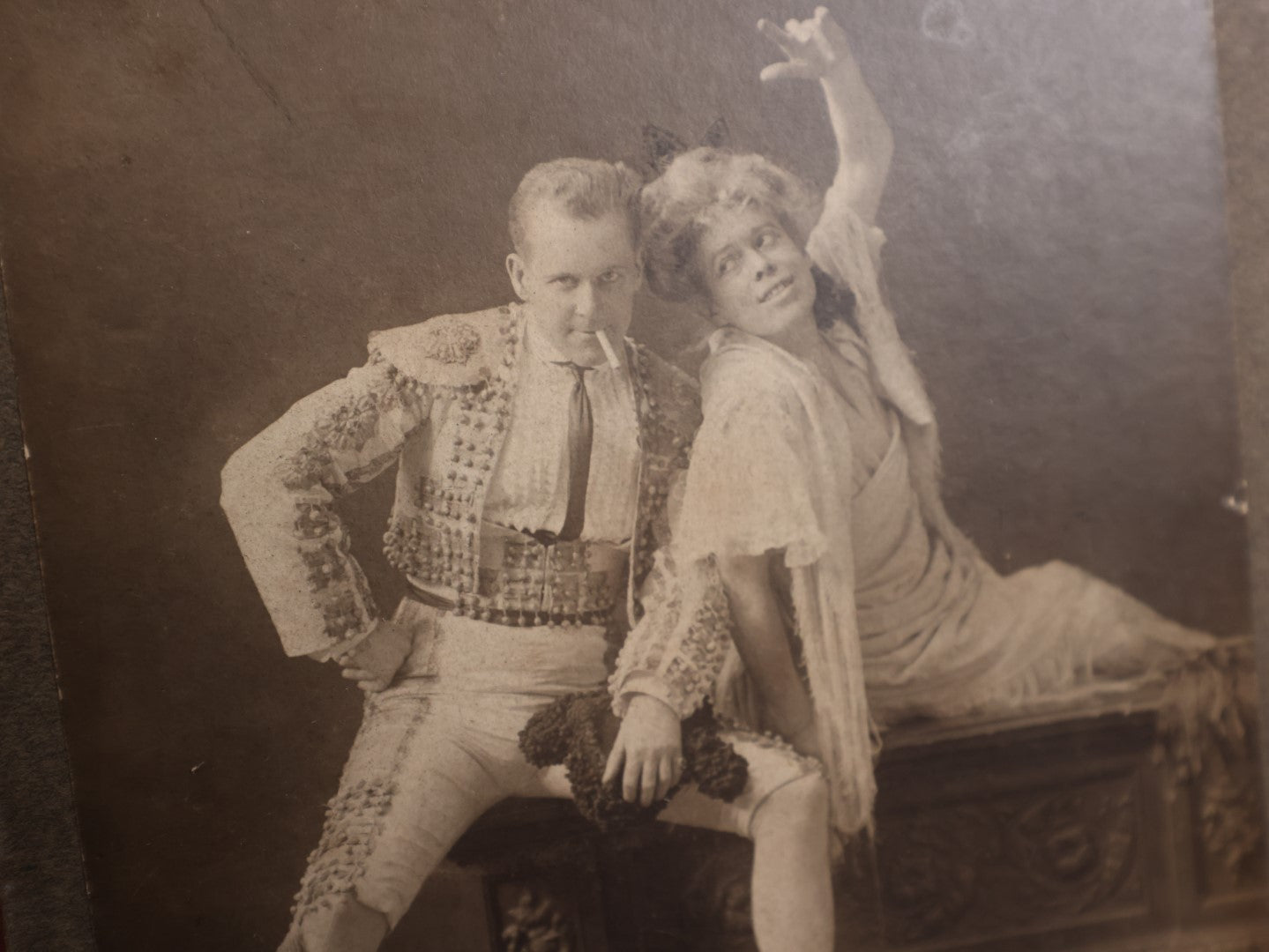 Lot 063 - Antique Cabinet Card Photo Of Two Dancers In Costume, Man Smoking Cigarette, Marked Return To Lilla Viles Wyman (See News Article Link In Description), Boston, Massachusetts, C.F. Conly Photographer