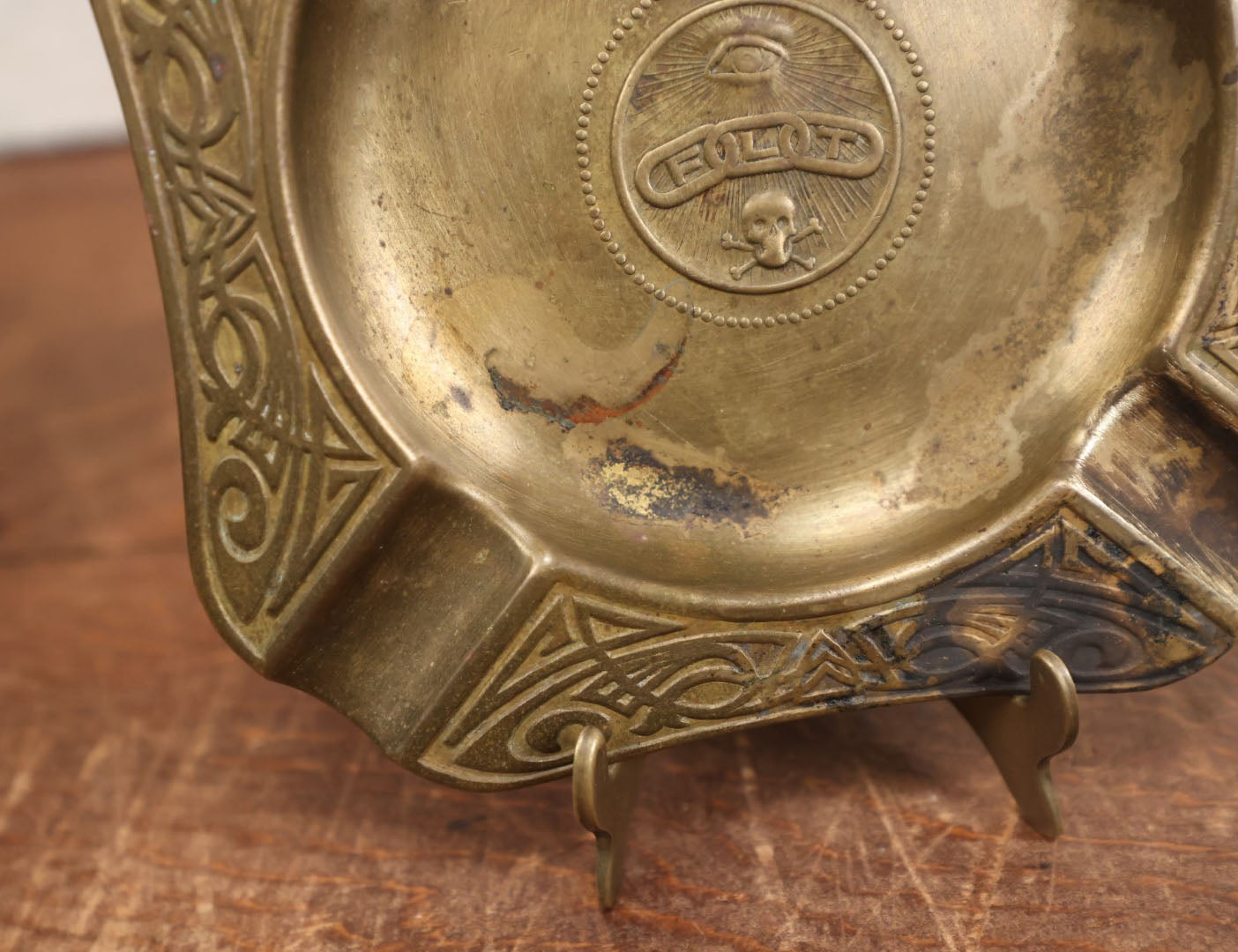 Lot 004 - Antique Brass Odd Fellows I.O.O.F. Ashtray With Three Links, F.L.T. (Friendship, Love, And Truth), And Skull And Crossbones, By S.D. Childs & Co., Chicago