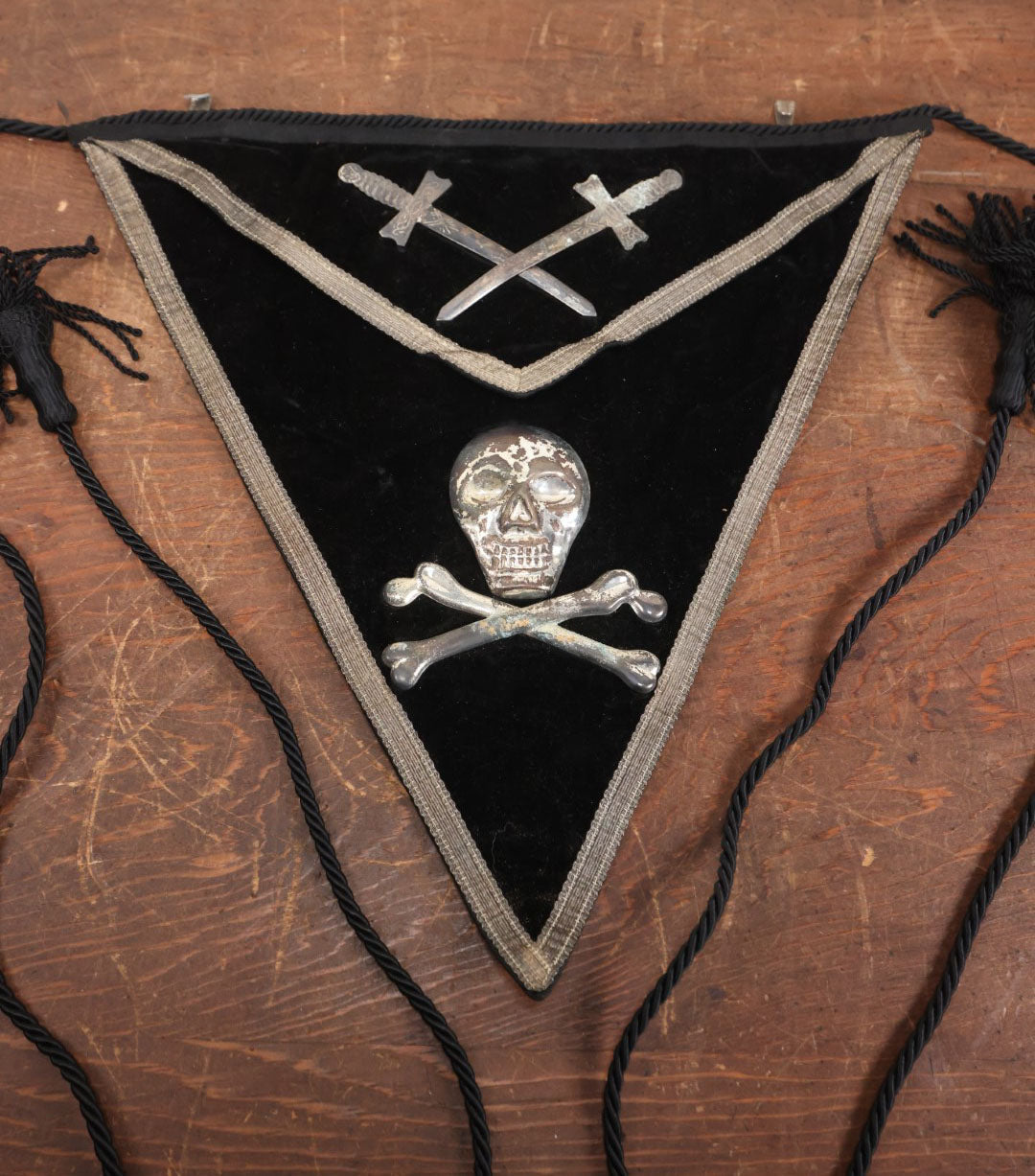 Lot 015 - Antique Masonic Knights Templar Skull And Crossbones Apron With Crossed Swords, Black Tassels, Belonged To E.G. Watson, Likely By Ames Sword Company