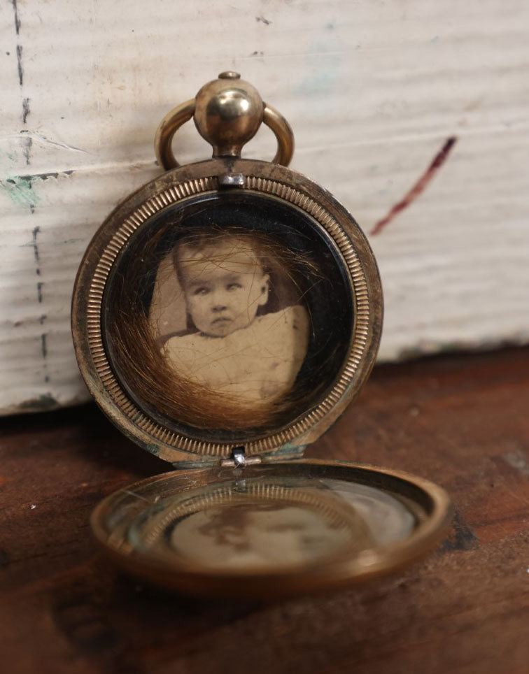 Lot 021 - Antique Pocket Watch Case With Two Photos Of Children And Blonde Hair Memento Keepsakes, Blonde Hair, Note Can Be Difficult To Open