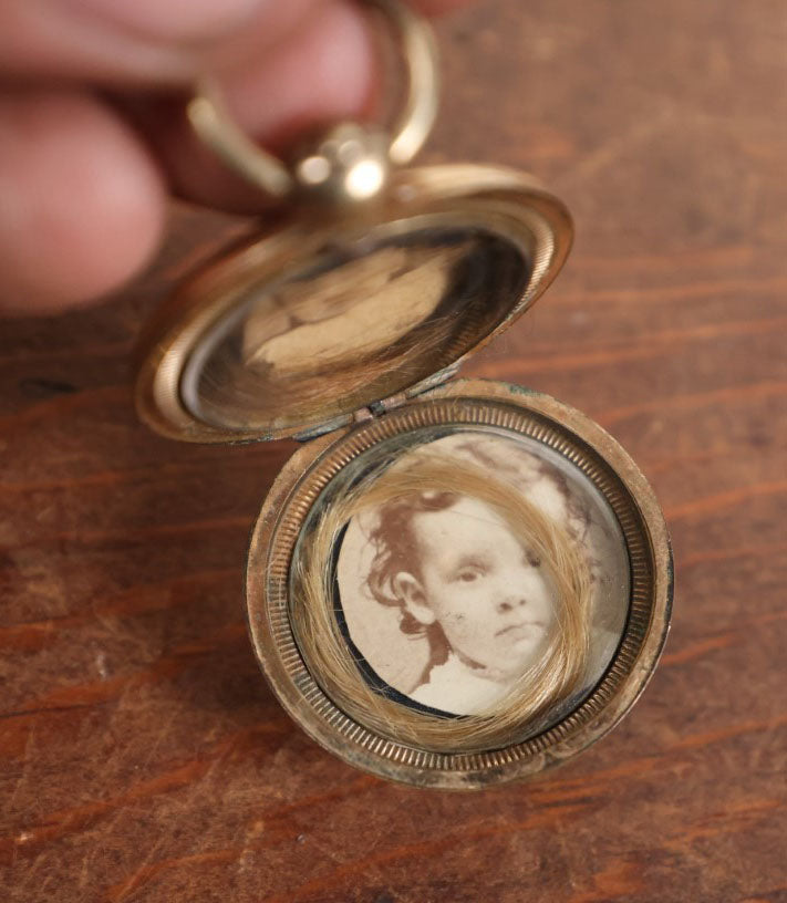 Lot 021 - Antique Pocket Watch Case With Two Photos Of Children And Blonde Hair Memento Keepsakes, Blonde Hair, Note Can Be Difficult To Open