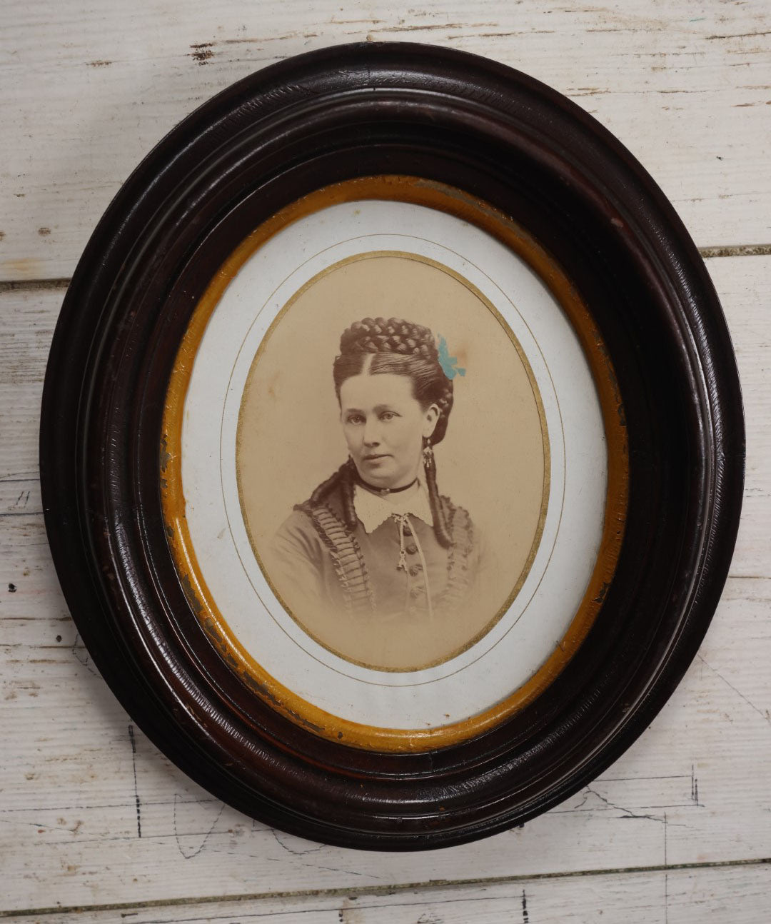 Lot 038 - Antique Victorian Photograph With Hand Tinting In Oval Wood Frame Of Lennie M. Sweet, Young Woman At About 26 Years Old, Note On Back