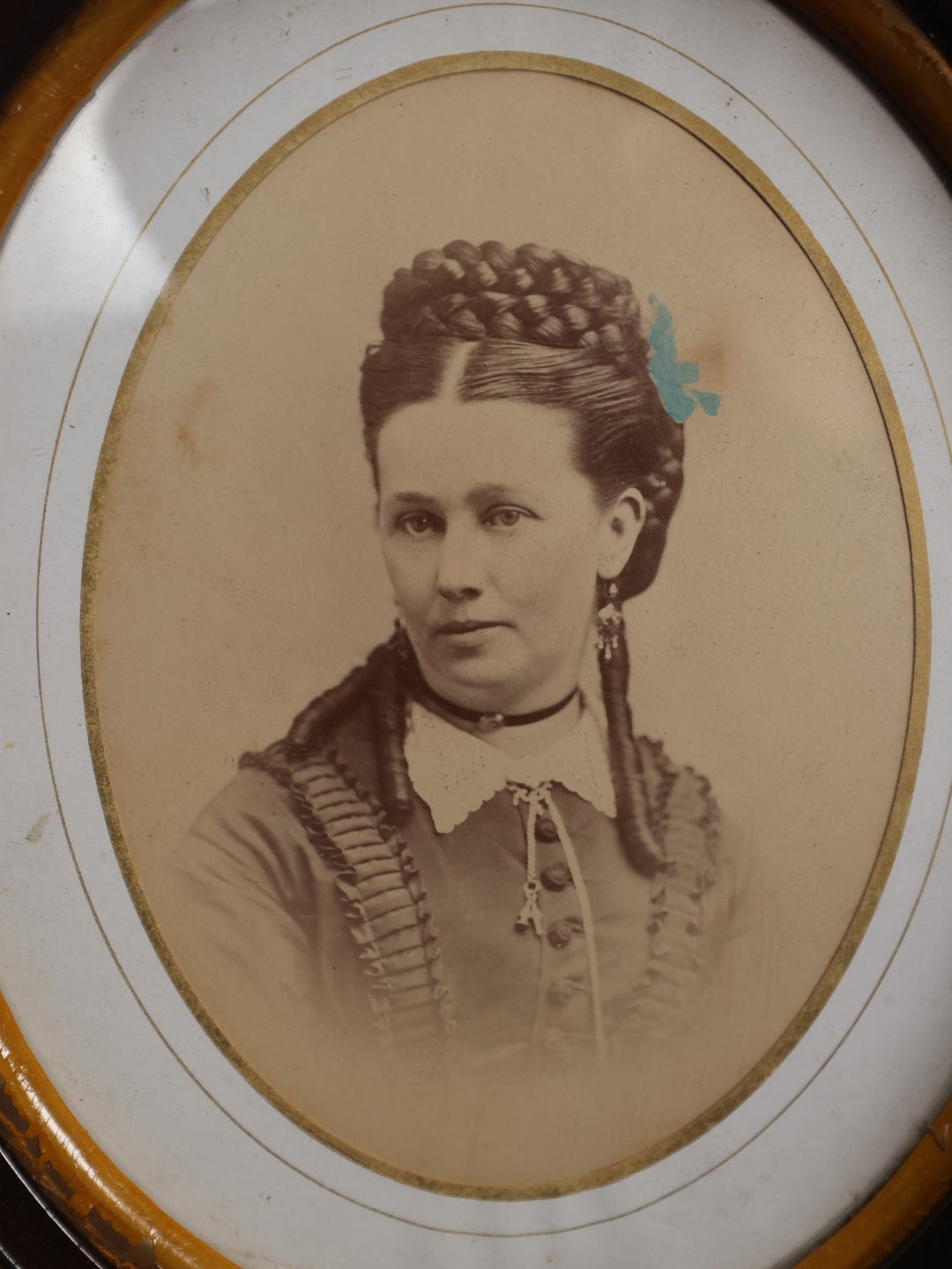 Lot 038 - Antique Victorian Photograph With Hand Tinting In Oval Wood Frame Of Lennie M. Sweet, Young Woman At About 26 Years Old, Note On Back