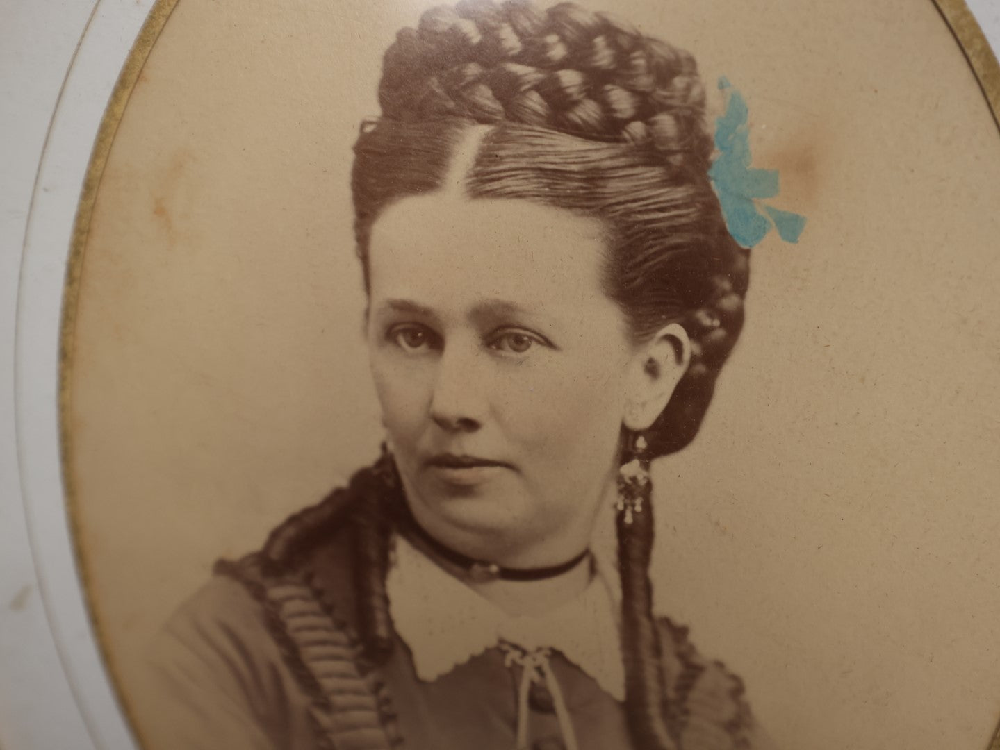 Lot 038 - Antique Victorian Photograph With Hand Tinting In Oval Wood Frame Of Lennie M. Sweet, Young Woman At About 26 Years Old, Note On Back