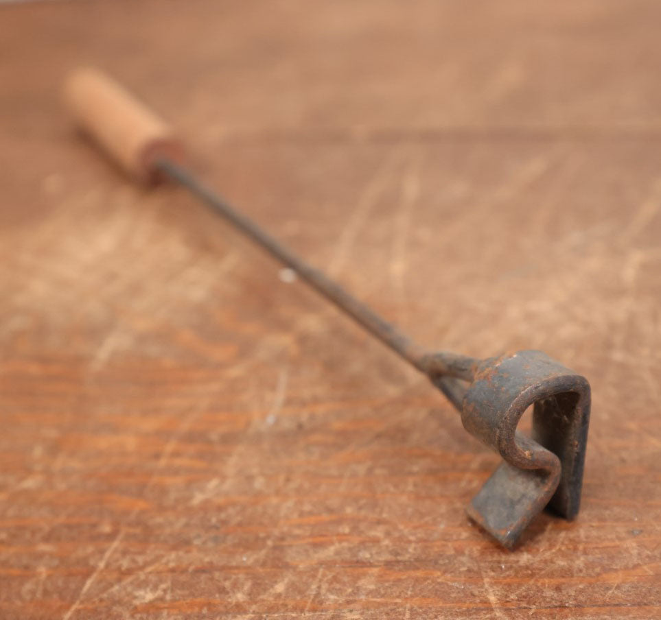 Lot 084 - Vintage Cast Iron "R" Cattle Brand With Wood Handle