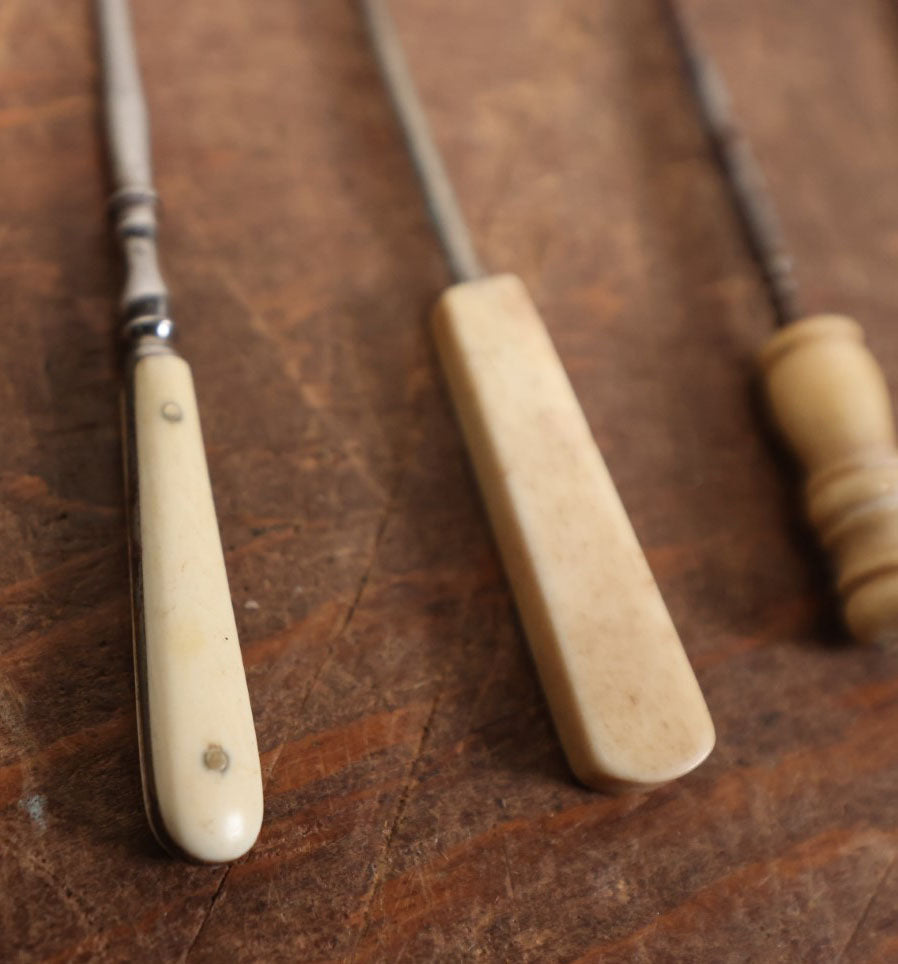 Lot 092 - Grouping Of Six Antique Shoe Button Hooks With Bone Handles