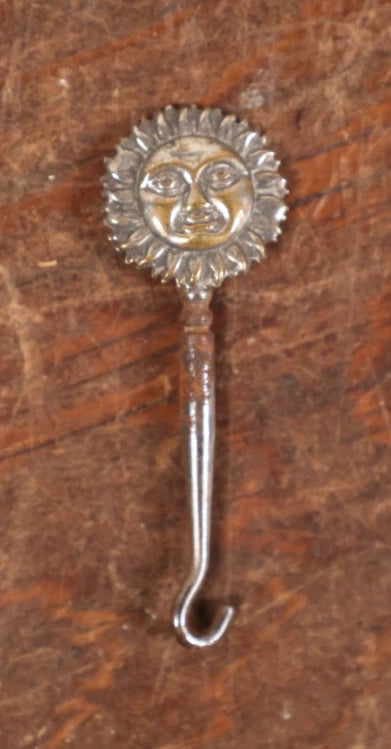 Lot 094 - Single Shoe Button Hook With Sun Face Motif Handle