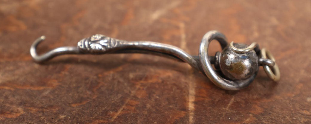 Lot 095 - Single Shoe Button Hook With Snake Handle