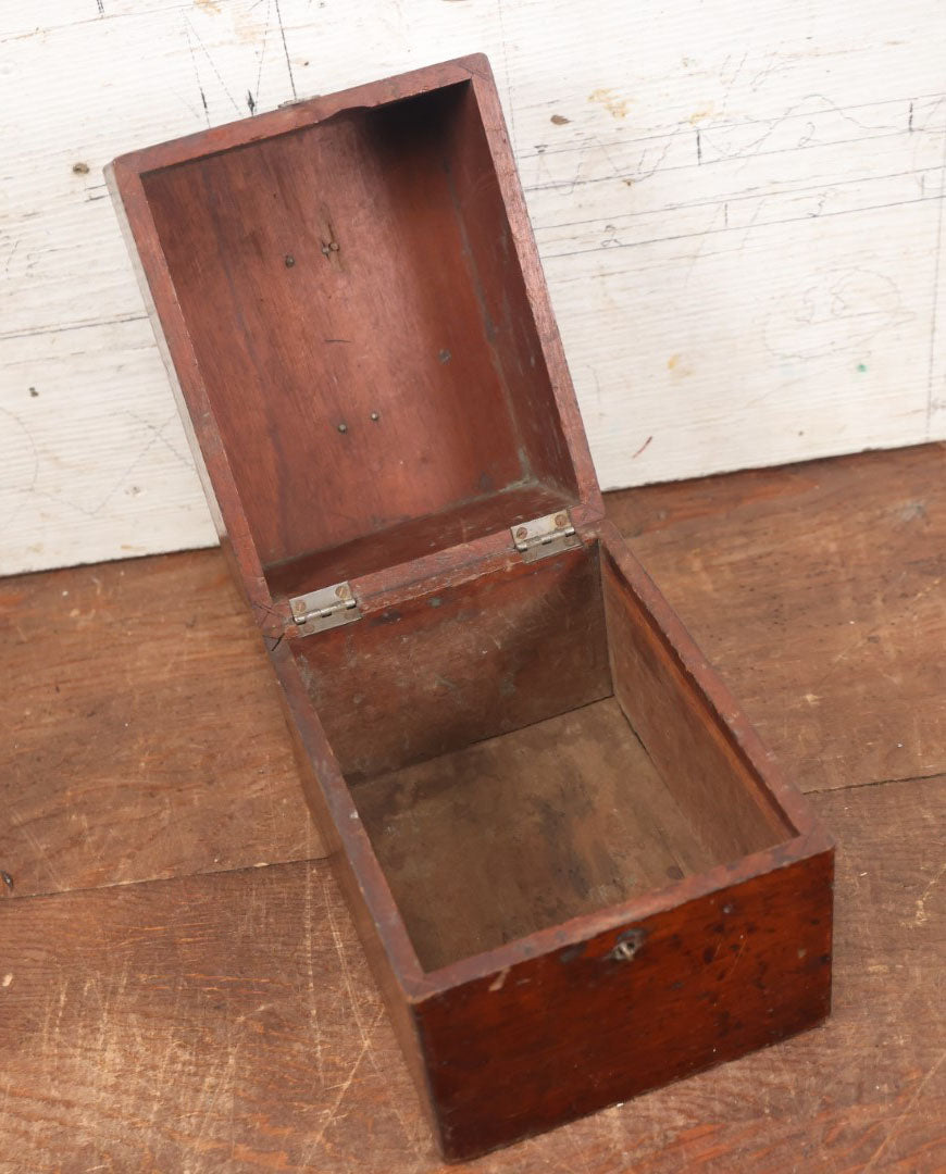 Lot 113 - Simple Antique Wooden Storage Box And Carrying Case With Latch And Handle