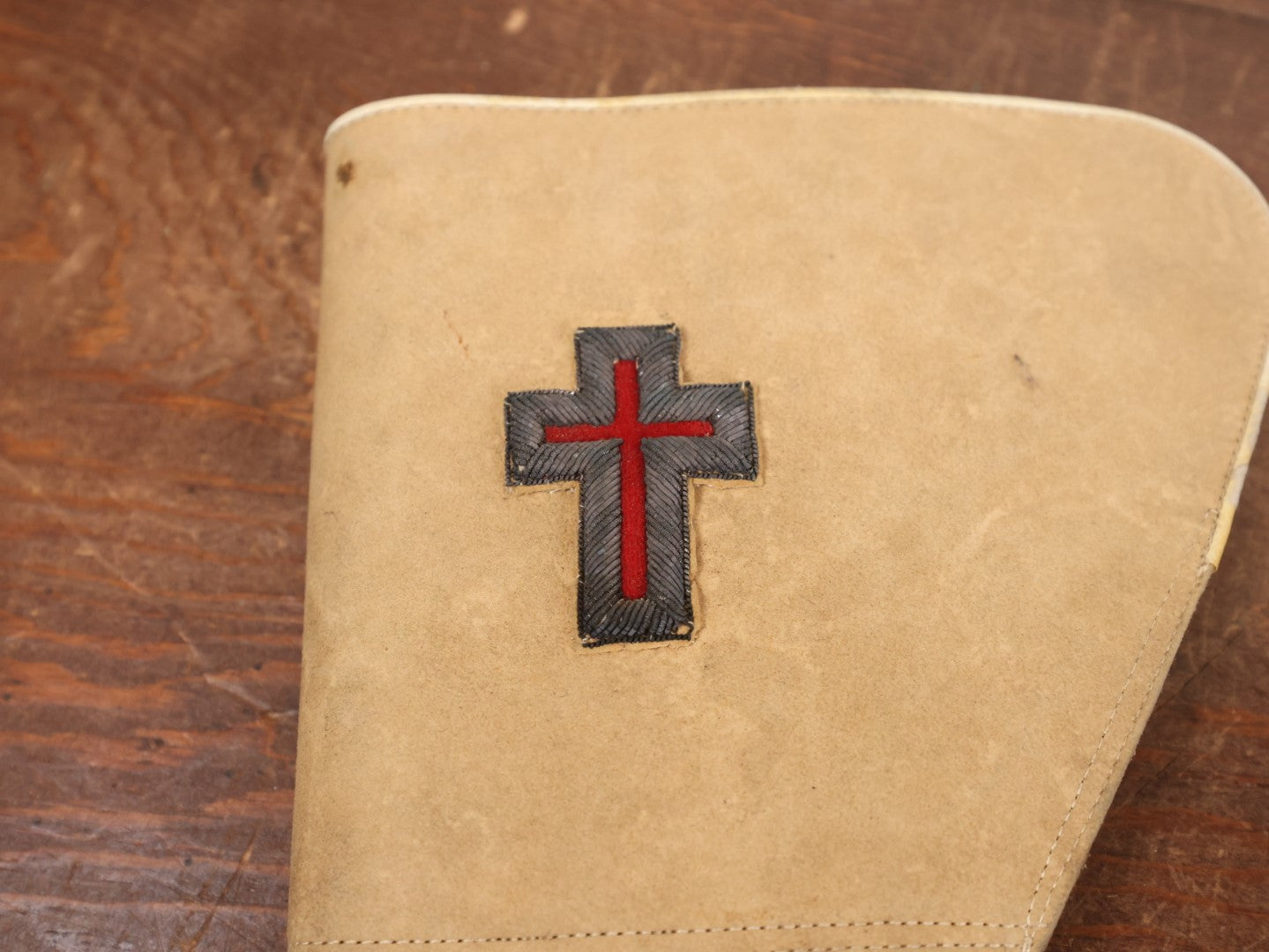 Lot 120 - Vintage Leather Knights Templar Masonic White Leather Gloves, Not Wearable, For Display, With Red Cross, Belonged To E.G. Watson