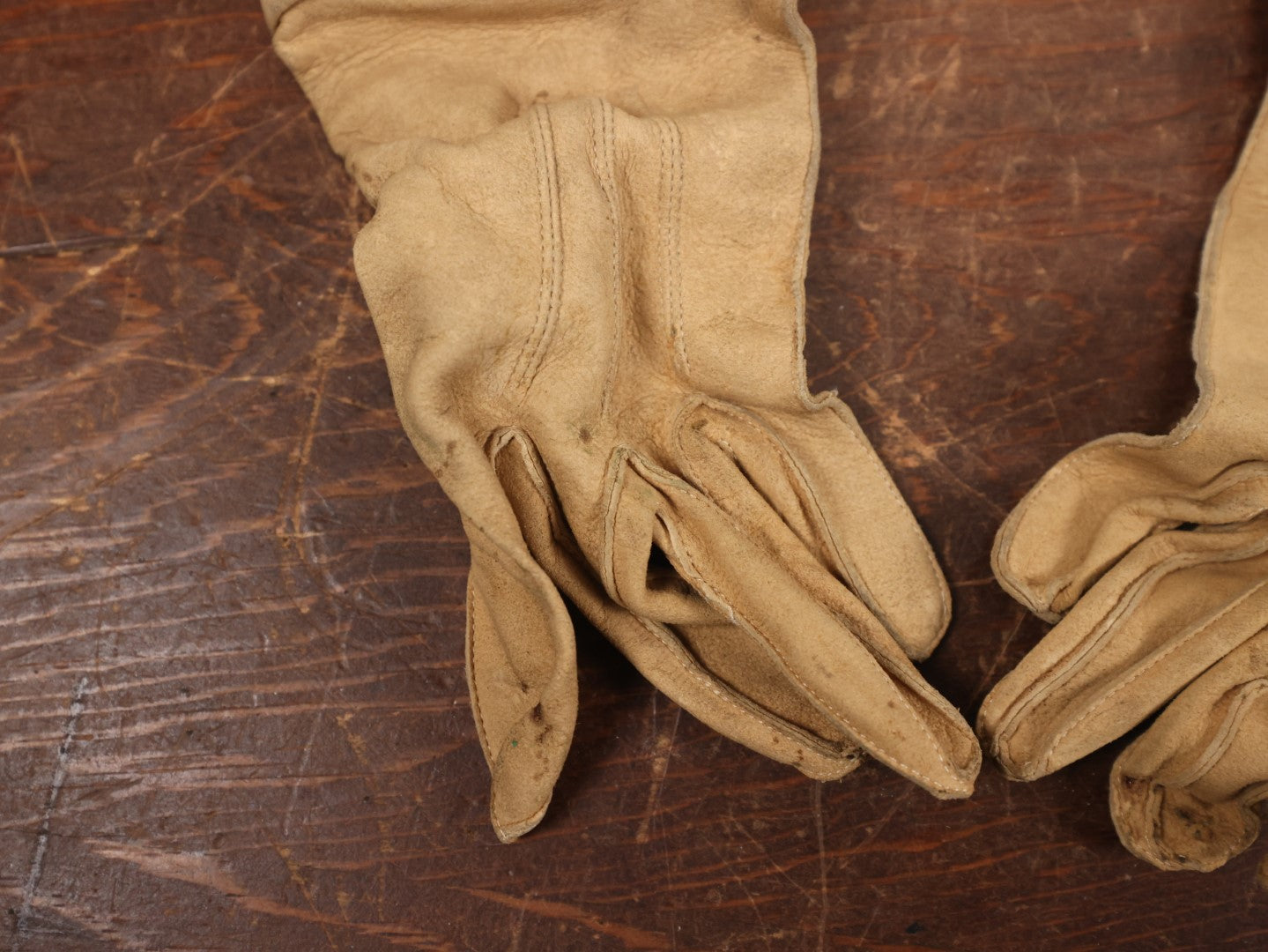 Lot 120 - Vintage Leather Knights Templar Masonic White Leather Gloves, Not Wearable, For Display, With Red Cross, Belonged To E.G. Watson