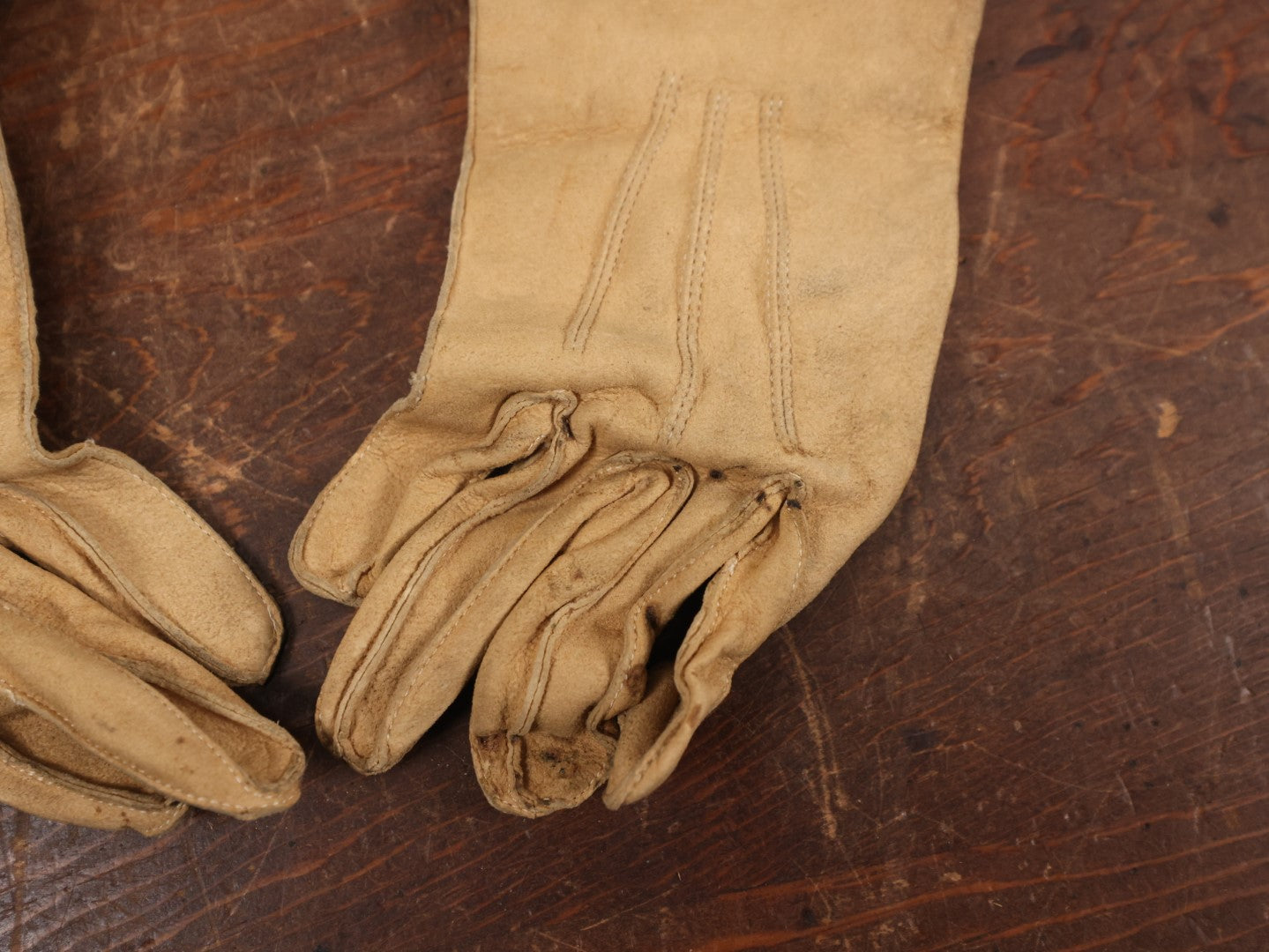 Lot 120 - Vintage Leather Knights Templar Masonic White Leather Gloves, Not Wearable, For Display, With Red Cross, Belonged To E.G. Watson