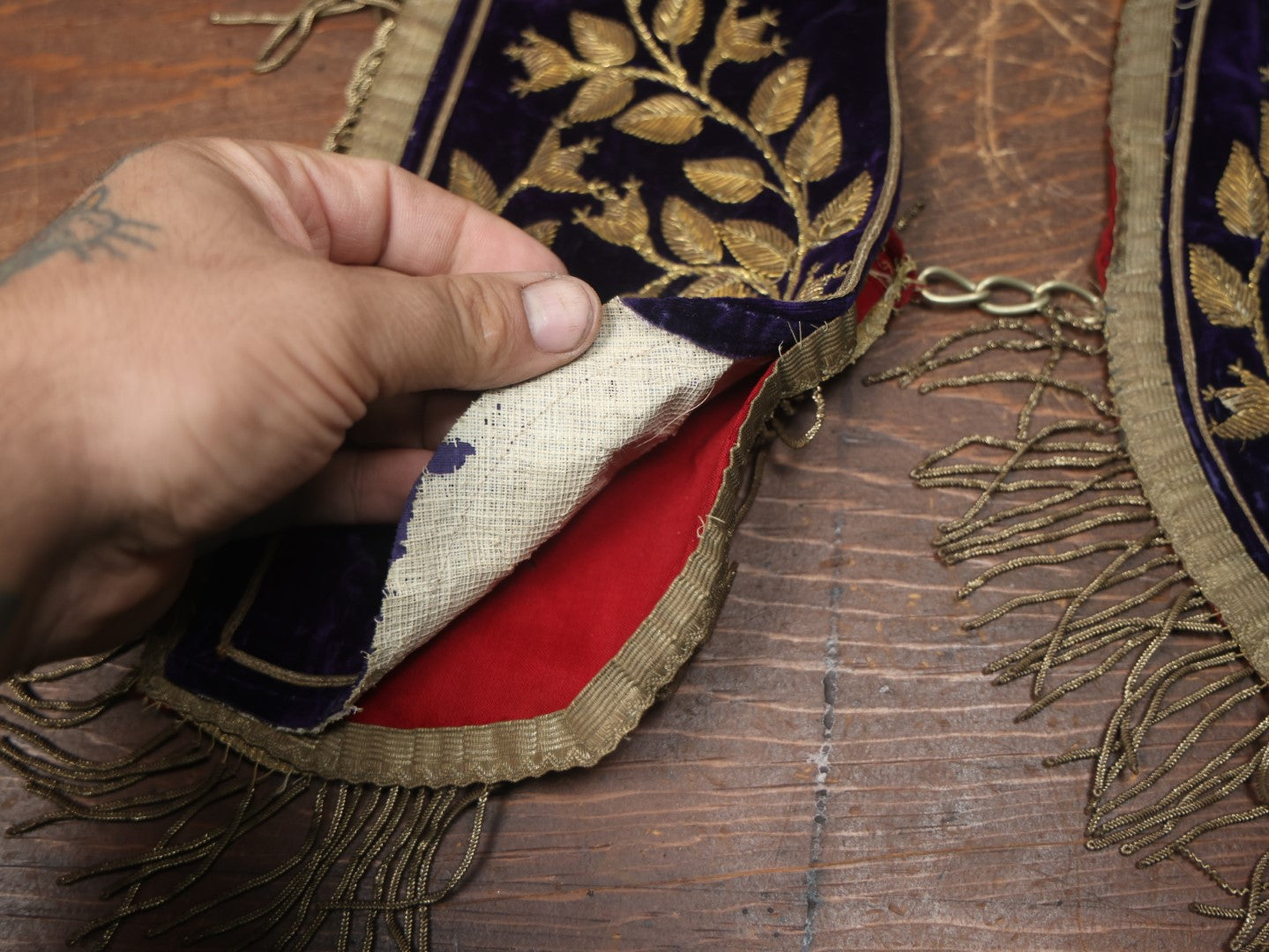 Lot 023 - Antique Purple Velvet Odd Fellows I.O.O.F. Sash Collar With Leaves Design, Metal Fringe, Note Heavy Wear