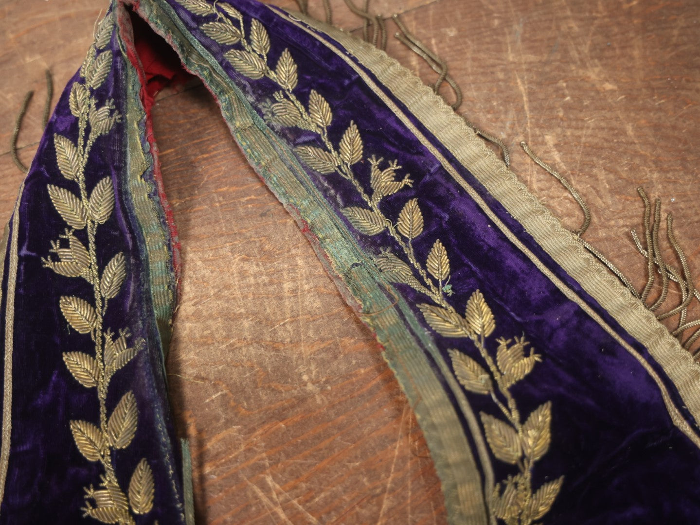 Lot 023 - Antique Purple Velvet Odd Fellows I.O.O.F. Sash Collar With Leaves Design, Metal Fringe, Note Heavy Wear