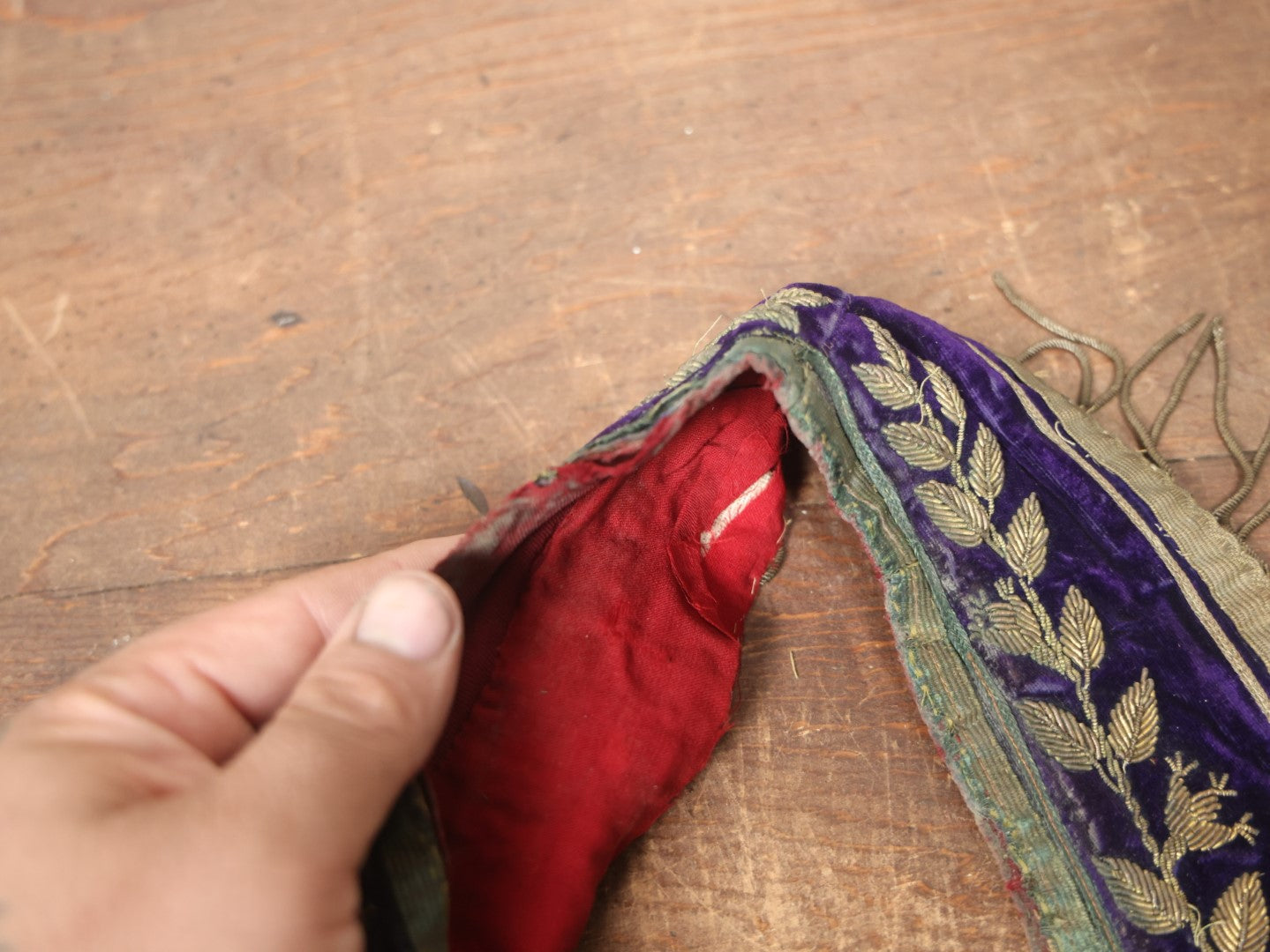 Lot 023 - Antique Purple Velvet Odd Fellows I.O.O.F. Sash Collar With Leaves Design, Metal Fringe, Note Heavy Wear