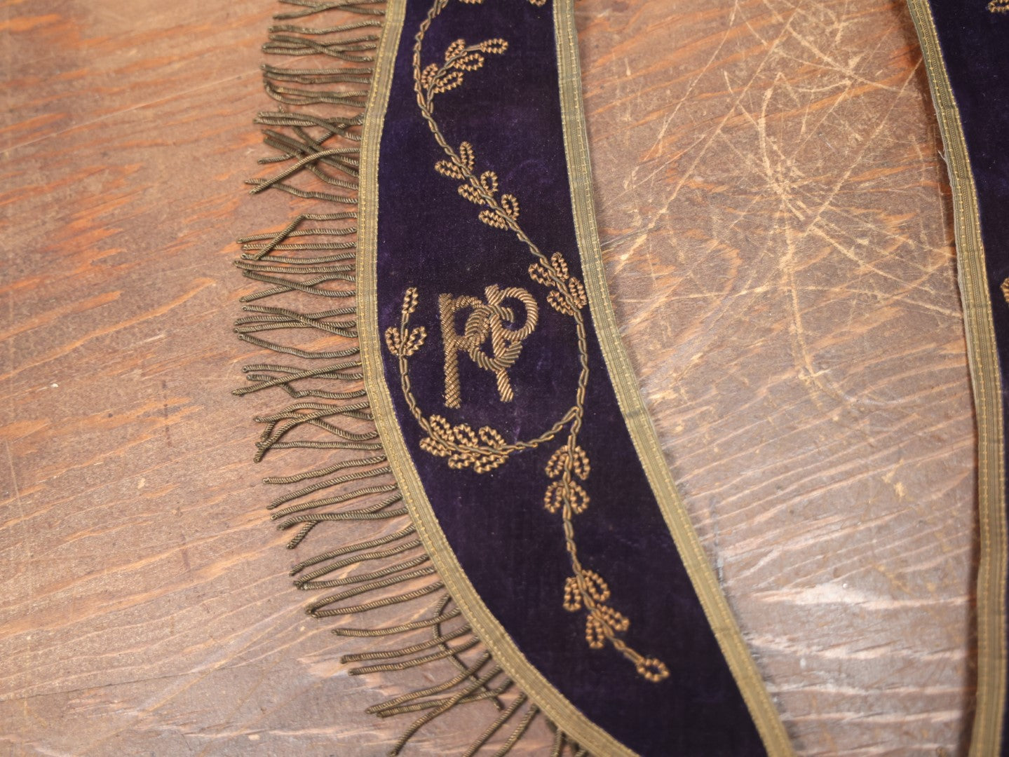 Lot 024 - Antique Purple Velvet Odd Fellows I.O.O.F. Sash Collar With Leaves, P.C.P. Past Chief Patriarch, Crossed Staffs Symbol, By The C.E. Ward Company, New London, Ohio