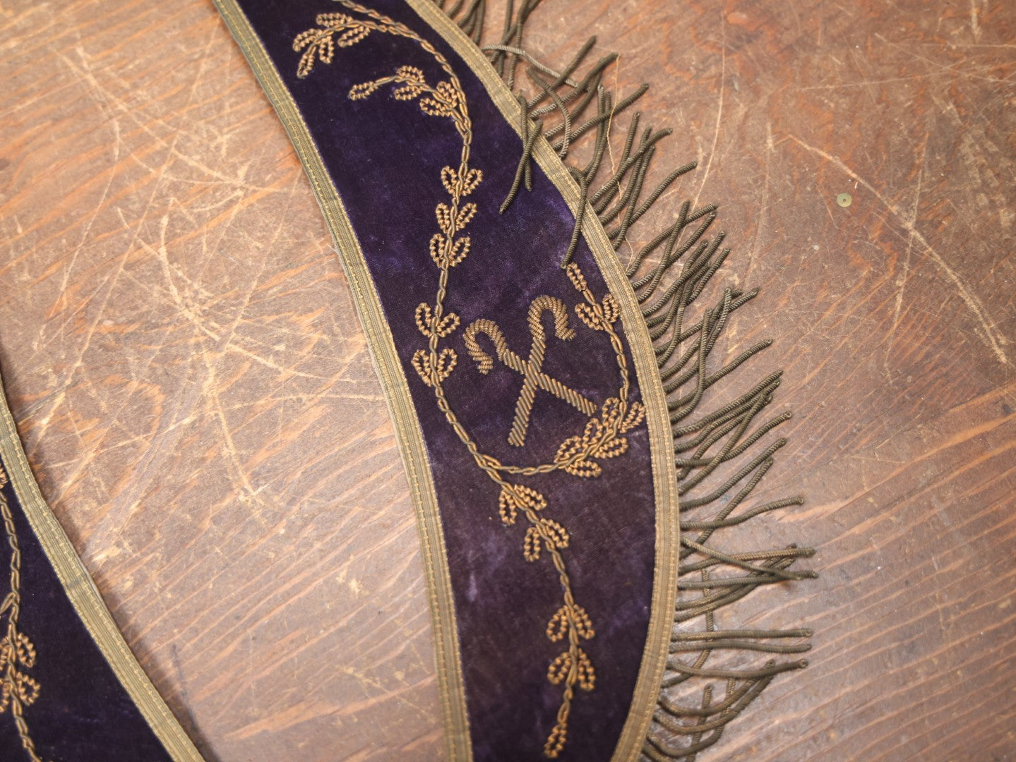 Lot 024 - Antique Purple Velvet Odd Fellows I.O.O.F. Sash Collar With Leaves, P.C.P. Past Chief Patriarch, Crossed Staffs Symbol, By The C.E. Ward Company, New London, Ohio