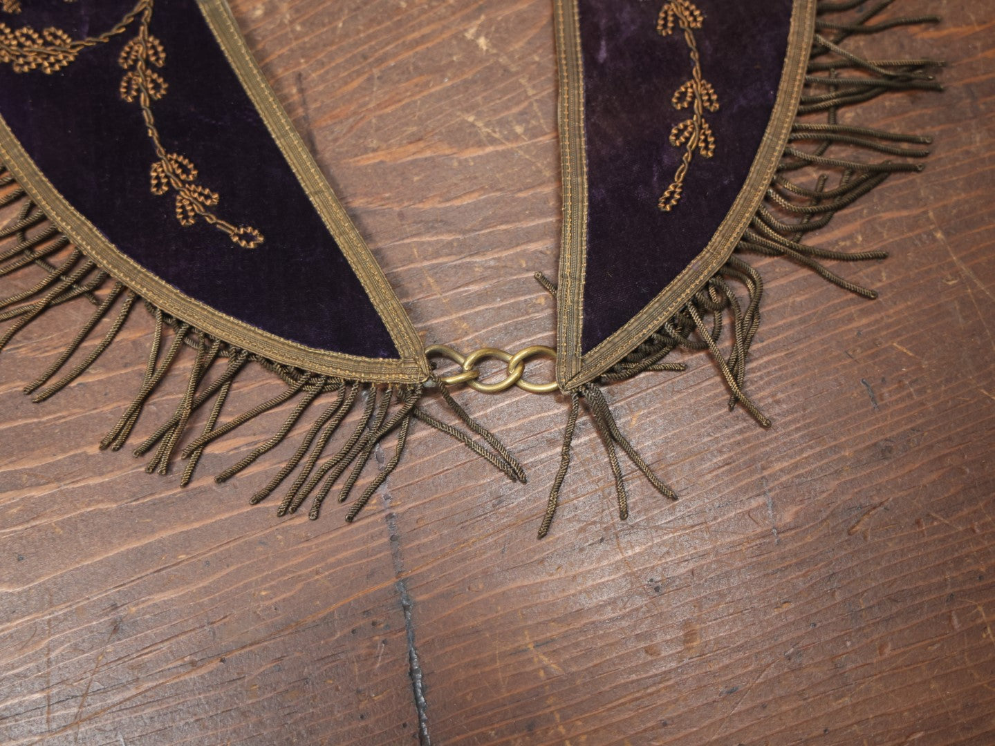 Lot 024 - Antique Purple Velvet Odd Fellows I.O.O.F. Sash Collar With Leaves, P.C.P. Past Chief Patriarch, Crossed Staffs Symbol, By The C.E. Ward Company, New London, Ohio