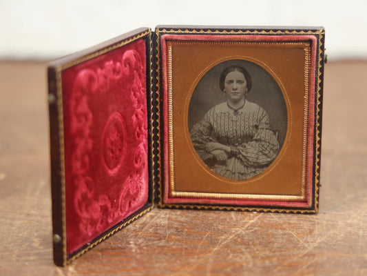 Lot 046 - Antique 1/6th Plate Ambrotype Photograph Of A Pretty Young Woman With A Necklace And Earrings, Pattern Dress, In Full Intact Union Case