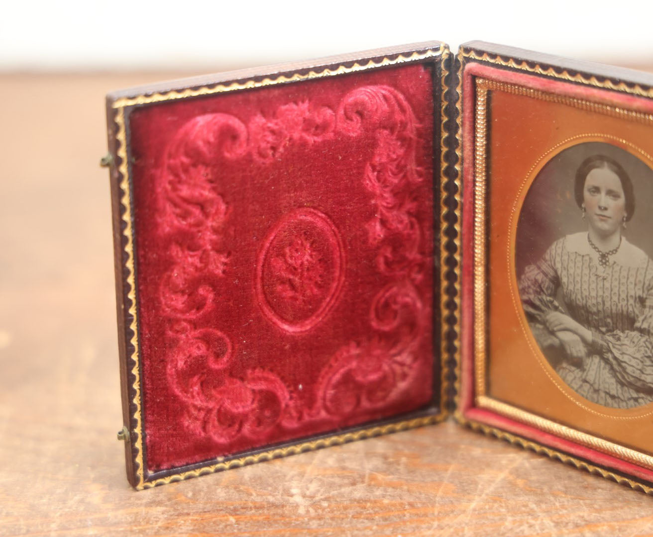 Lot 046 - Antique 1/6th Plate Ambrotype Photograph Of A Pretty Young Woman With A Necklace And Earrings, Pattern Dress, In Full Intact Union Case