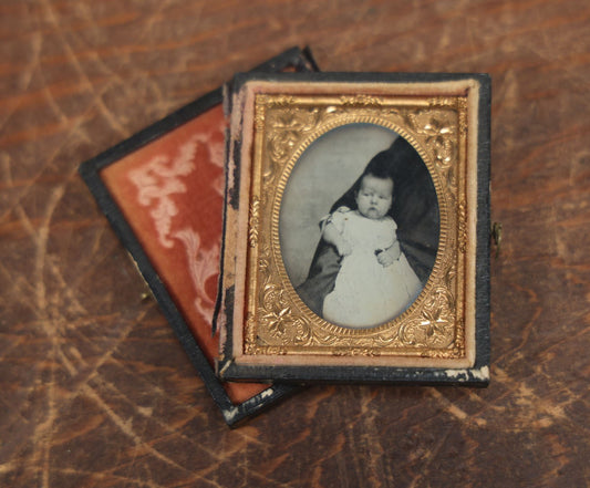 Lot 047 - Antique 1/9th Plate Hidden Mother Tintype Of A Baby In A Split Union Case