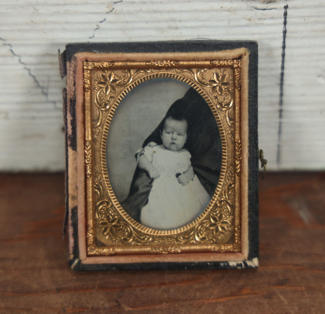 Lot 047 - Antique 1/9th Plate Hidden Mother Tintype Of A Baby In A Split Union Case