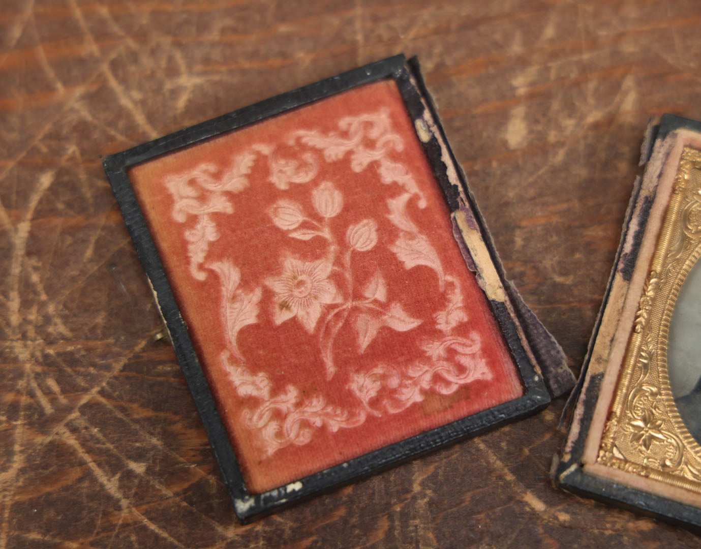 Lot 047 - Antique 1/9th Plate Hidden Mother Tintype Of A Baby In A Split Union Case