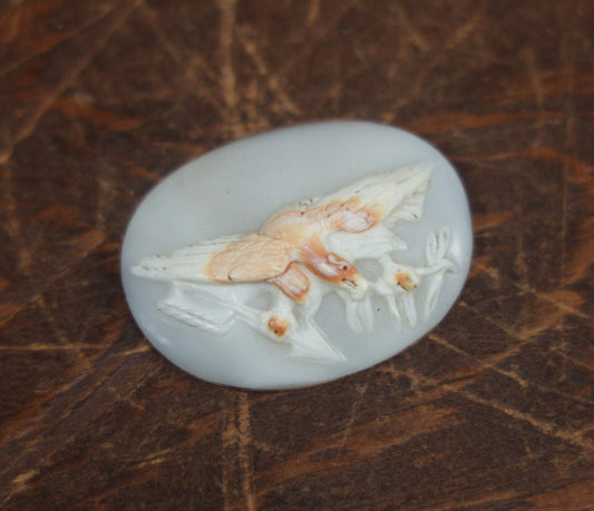 Lot 050 - Antique Carved Shell Cameo Of An Eagle Holding An Olive Branch And Arrow, No Setting