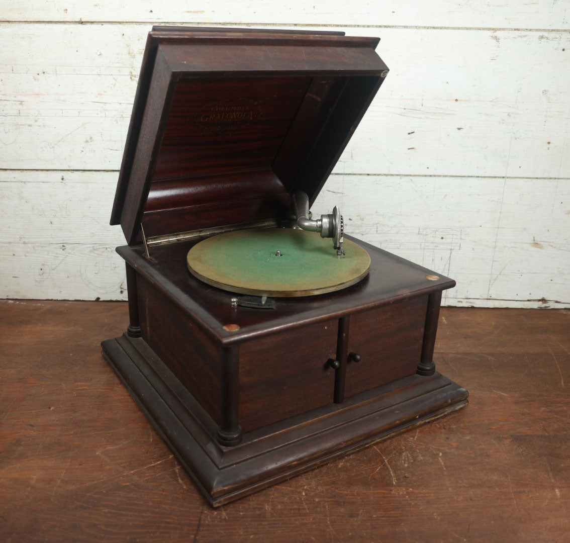 Lot 002 - Antique Columbia Grafonola "Favorite" Model Acoustic Phonograph "Victrola" Record Player, Plays 78 R.P.M. Records, Working Condition, Includes Two Records And Needles, Circa 1906