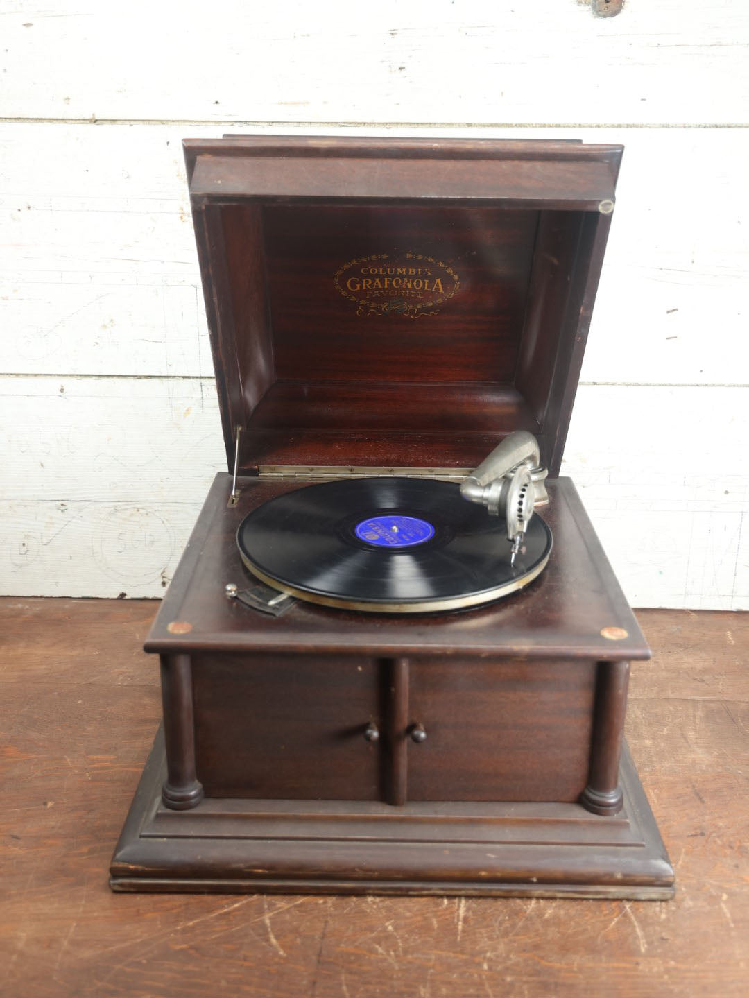 Lot 002 - Antique Columbia Grafonola "Favorite" Model Acoustic Phonograph "Victrola" Record Player, Plays 78 R.P.M. Records, Working Condition, Includes Two Records And Needles, Circa 1906