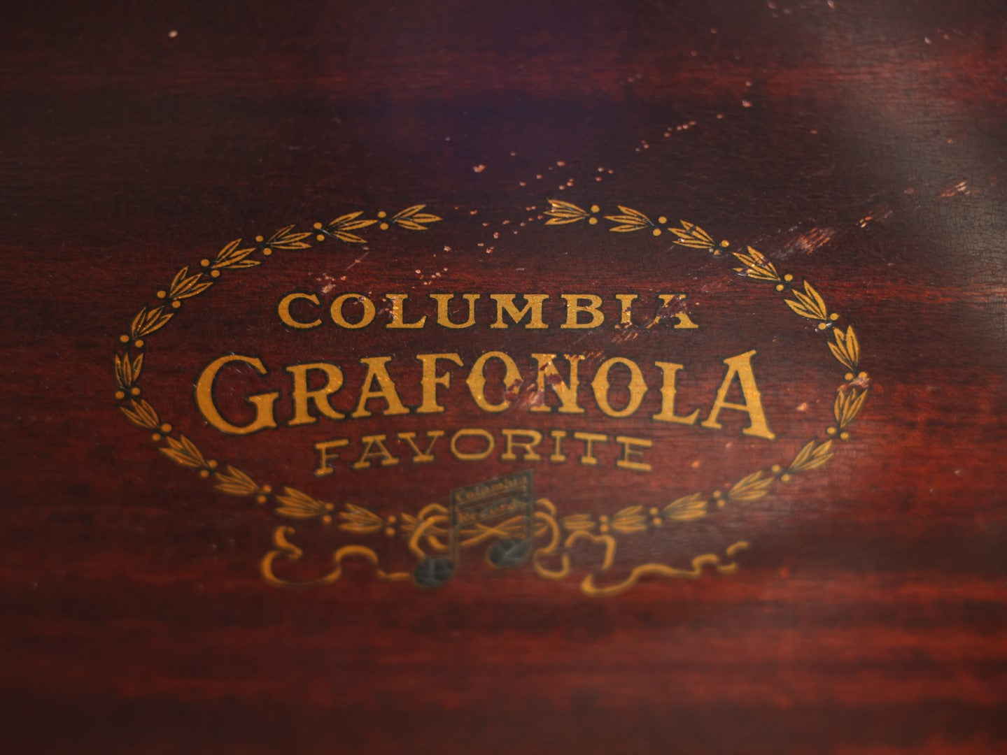 Lot 002 - Antique Columbia Grafonola "Favorite" Model Acoustic Phonograph "Victrola" Record Player, Plays 78 R.P.M. Records, Working Condition, Includes Two Records And Needles, Circa 1906