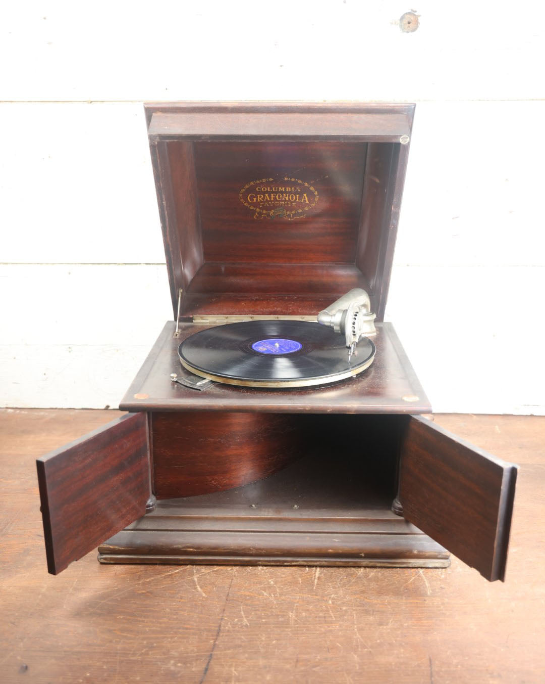 Lot 002 - Antique Columbia Grafonola "Favorite" Model Acoustic Phonograph "Victrola" Record Player, Plays 78 R.P.M. Records, Working Condition, Includes Two Records And Needles, Circa 1906