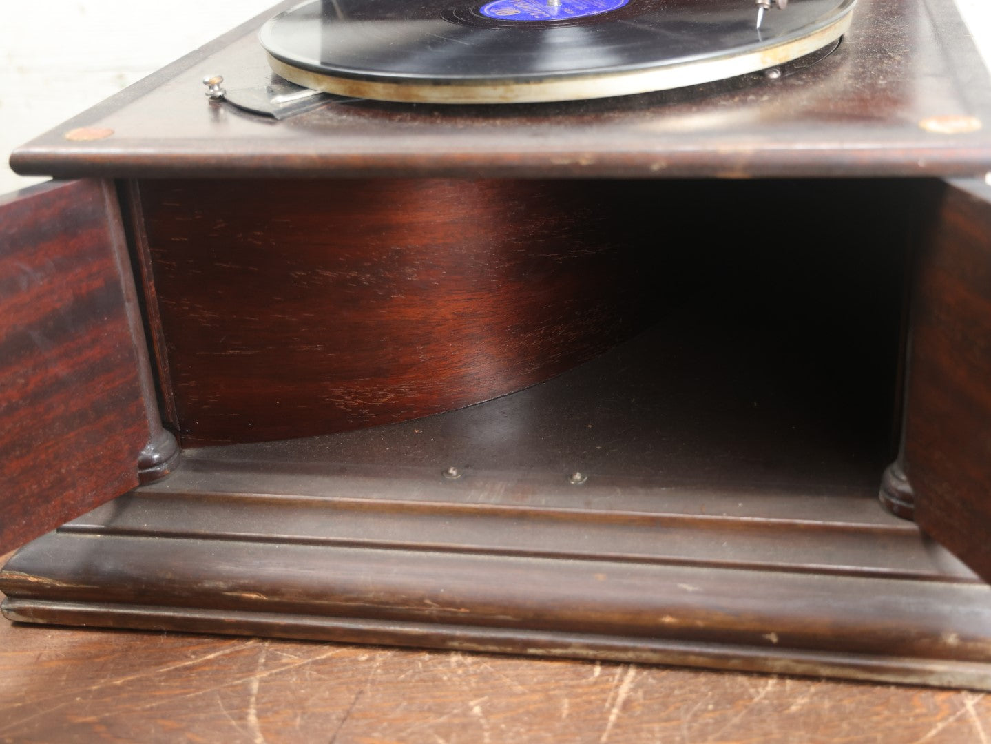 Lot 002 - Antique Columbia Grafonola "Favorite" Model Acoustic Phonograph "Victrola" Record Player, Plays 78 R.P.M. Records, Working Condition, Includes Two Records And Needles, Circa 1906