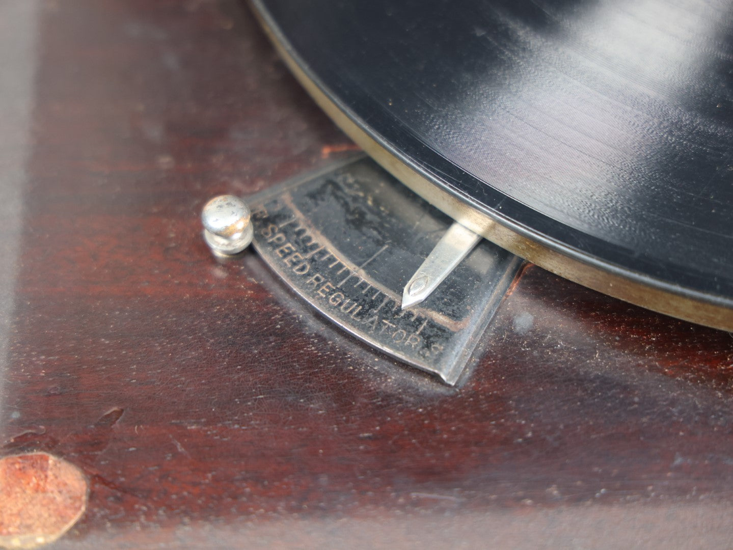 Lot 002 - Antique Columbia Grafonola "Favorite" Model Acoustic Phonograph "Victrola" Record Player, Plays 78 R.P.M. Records, Working Condition, Includes Two Records And Needles, Circa 1906