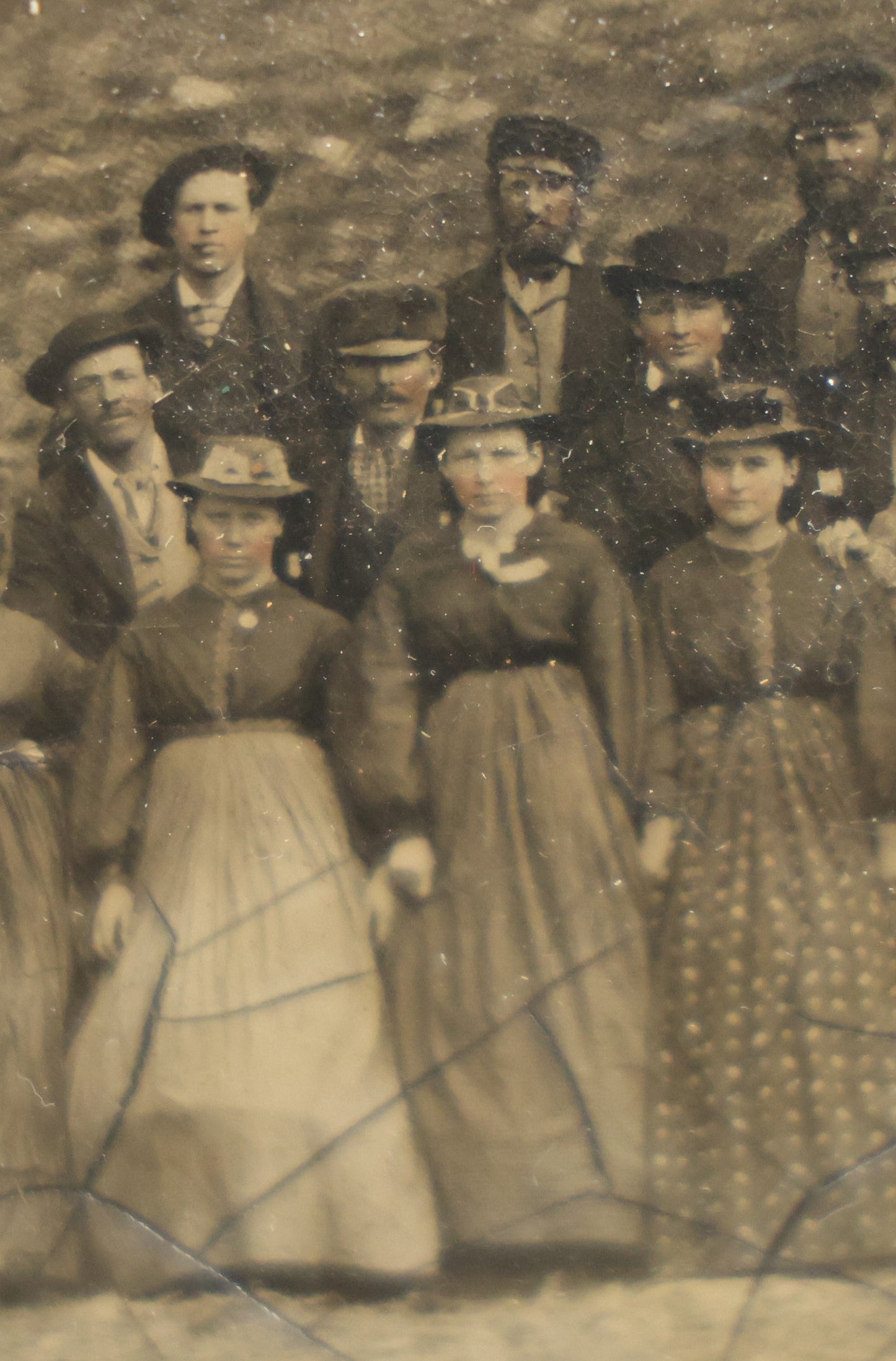 Lot 021 - Antique 1/2 Plate Tintype Of 17 People (Ten Men, Seven Women), In Half Case With Mat