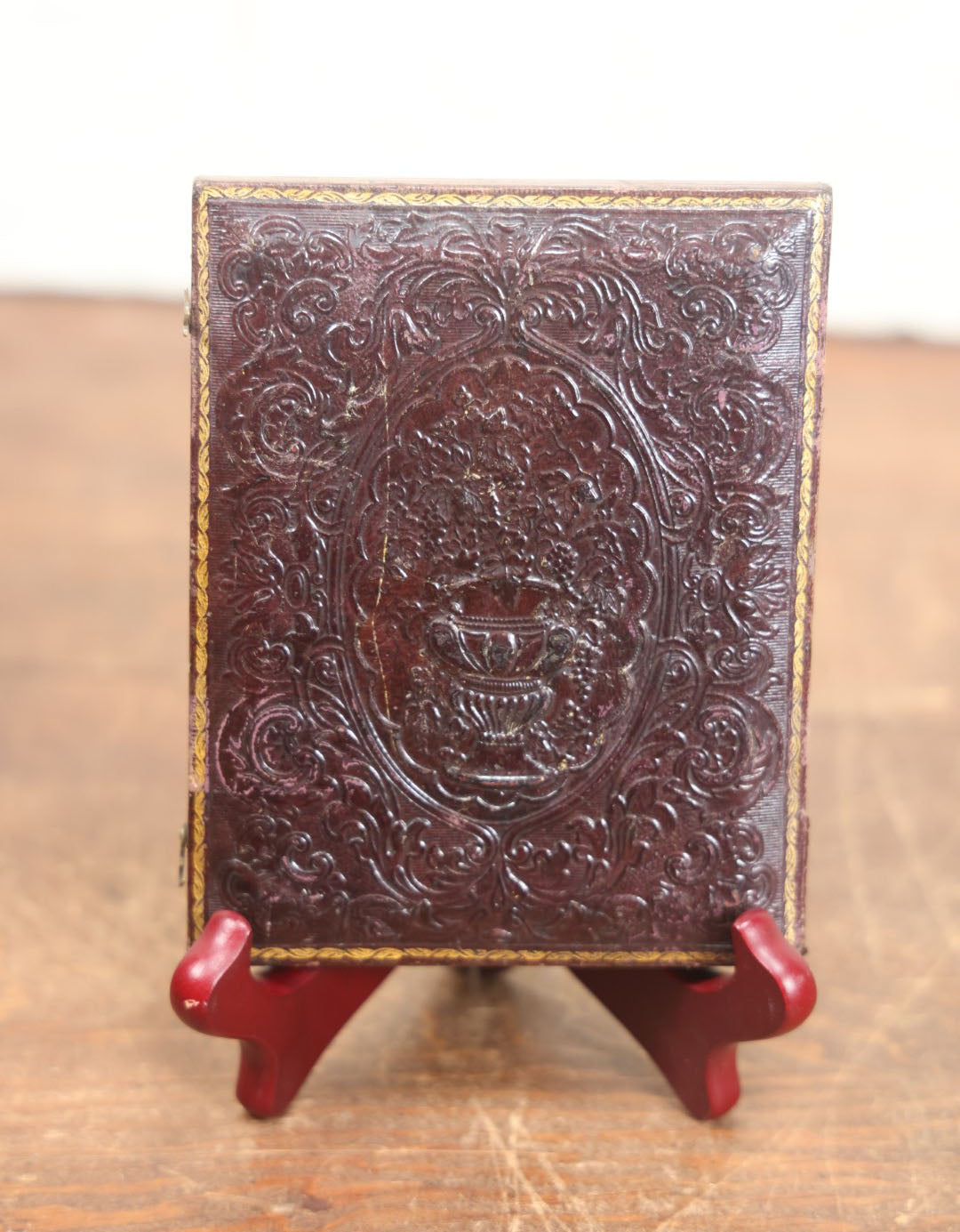 Lot 021 - Antique 1/2 Plate Tintype Of 17 People (Ten Men, Seven Women), In Half Case With Mat