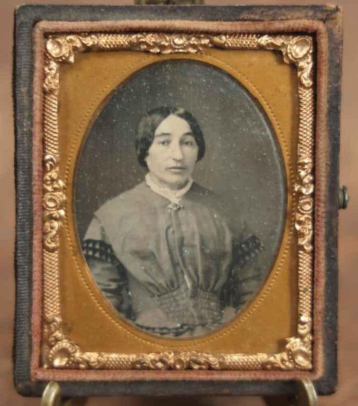 Lot 022 - Antique 1/6th Plate Daguerreotype Of A Pretty Woman With A Brooch, Long Sleeves